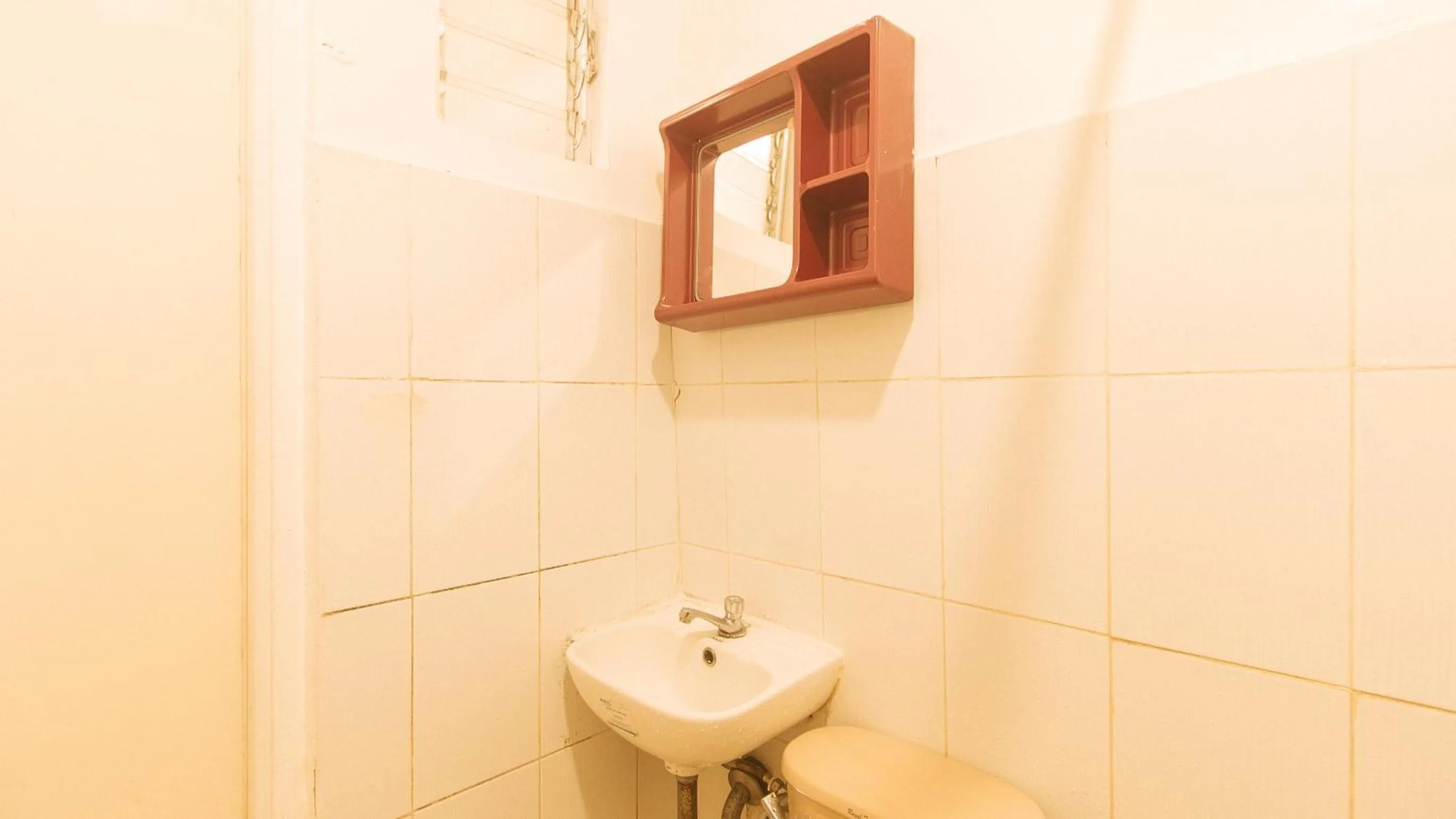 Toilet in RedDoorz at City Stay Inns Marilao
