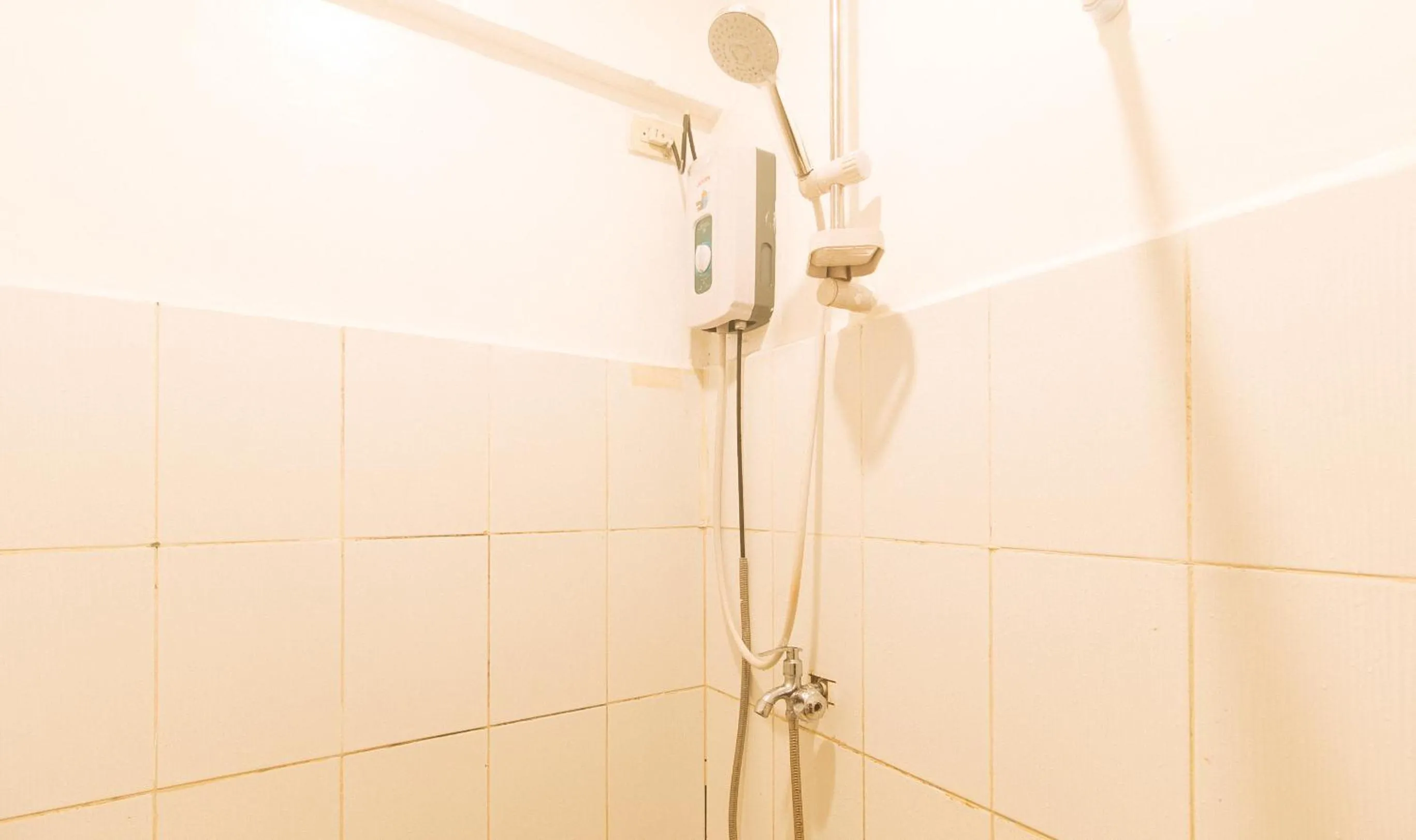 Shower in RedDoorz at City Stay Inns Marilao