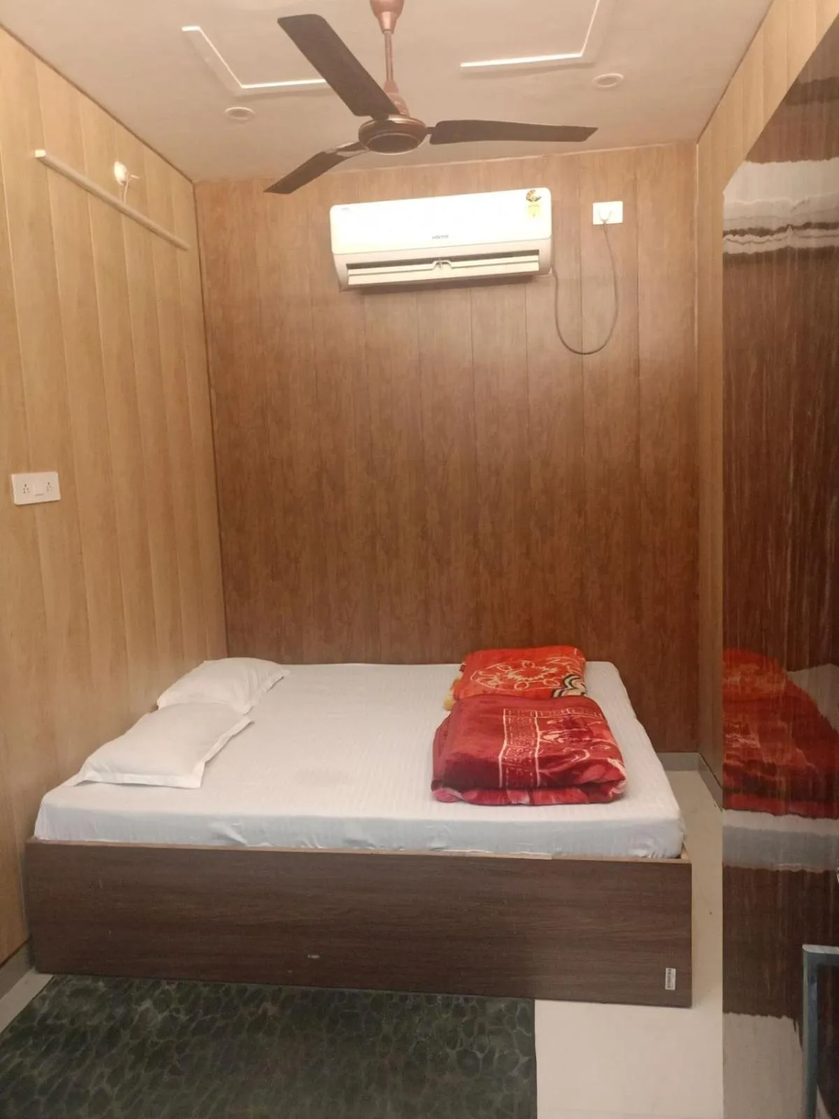 room service, Bed in Kashi Ganga Guest House