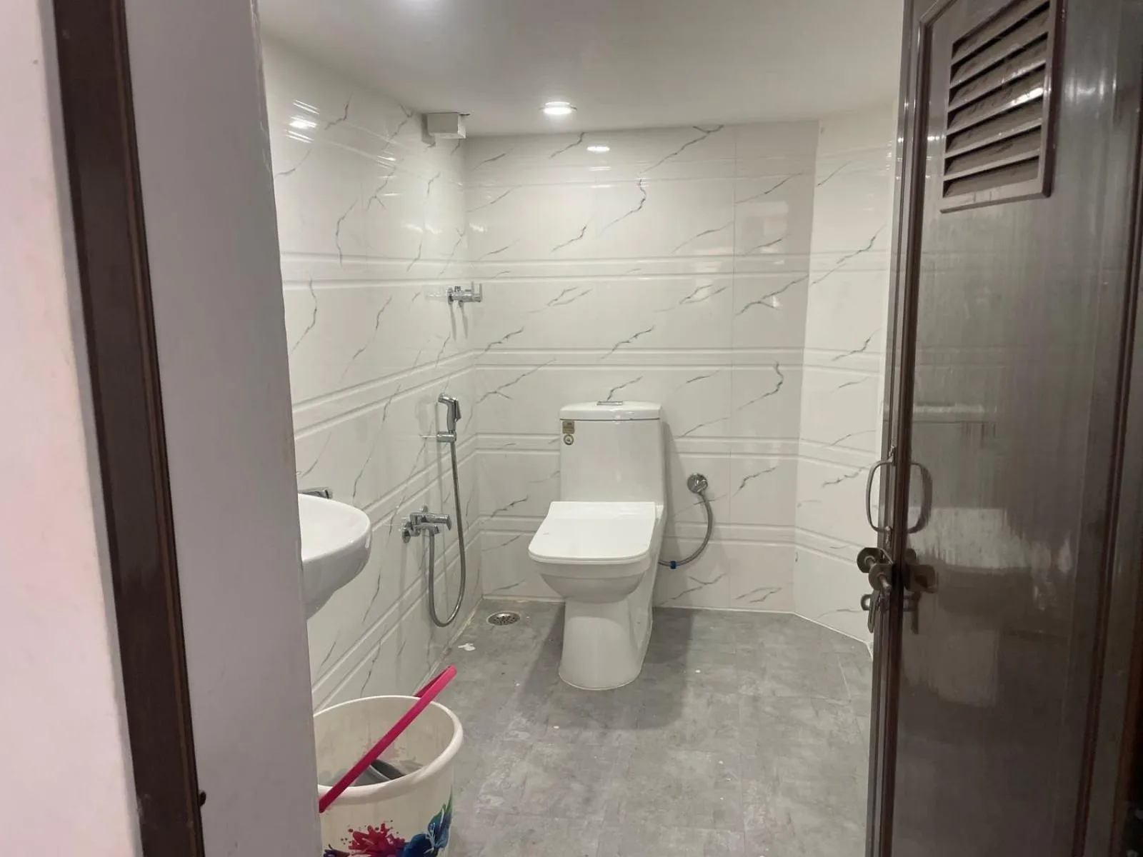 Toilet in Kashi Ganga Guest House