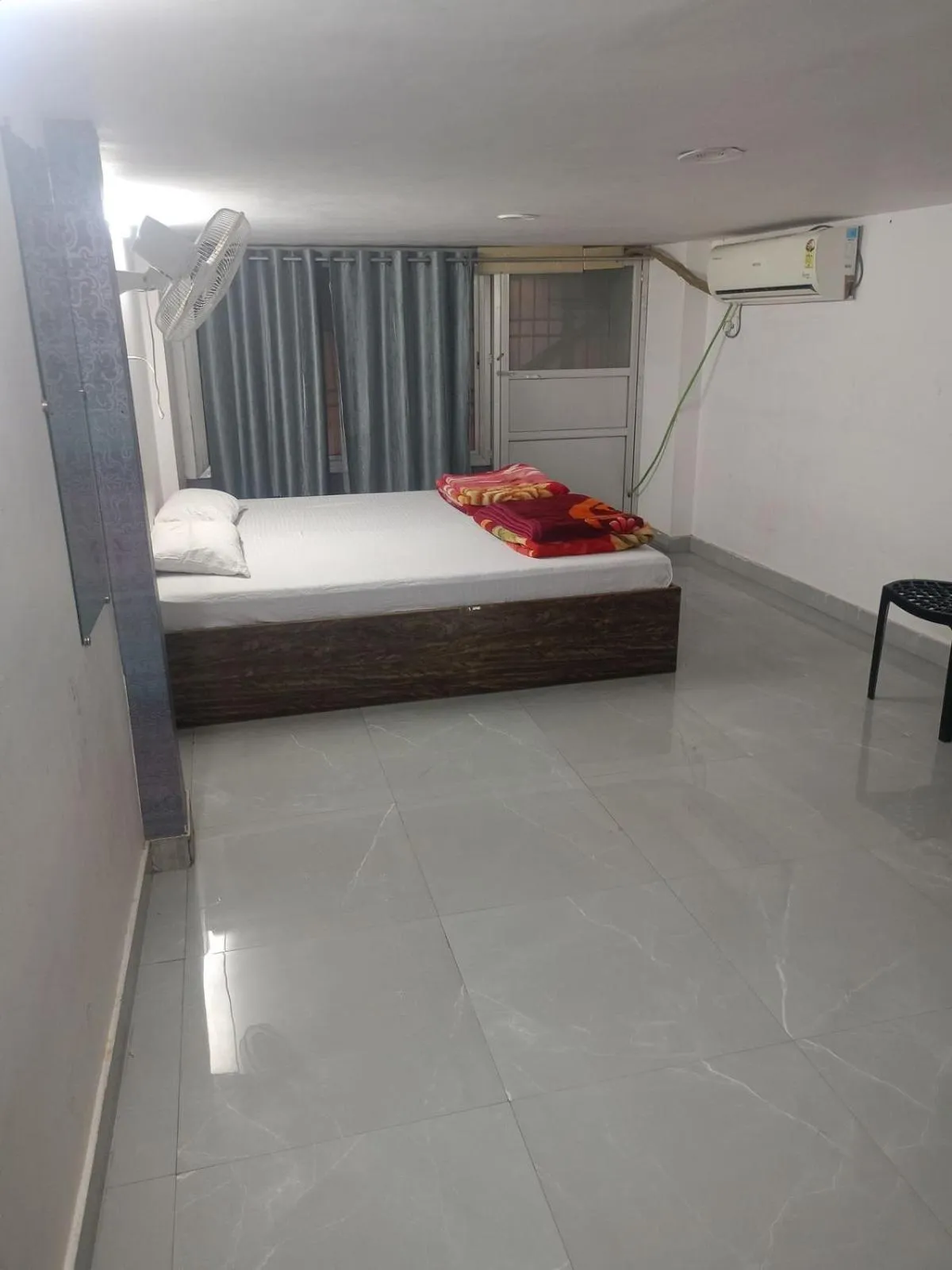 Bed in Kashi Ganga Guest House