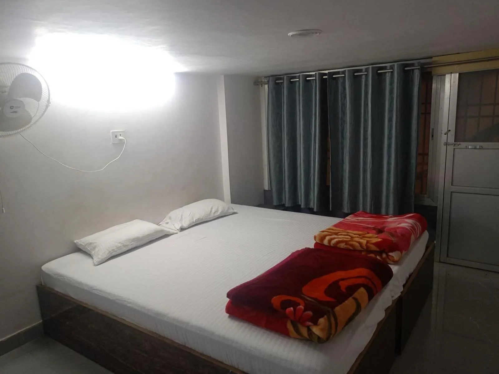 Bed in Kashi Ganga Guest House