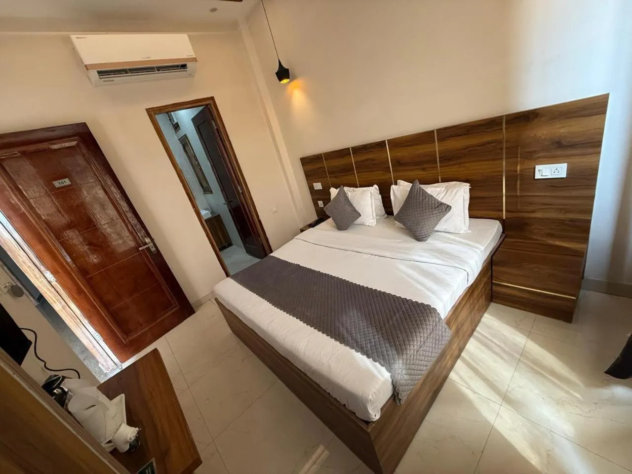 Bedroom, Bed in Hotel kartik