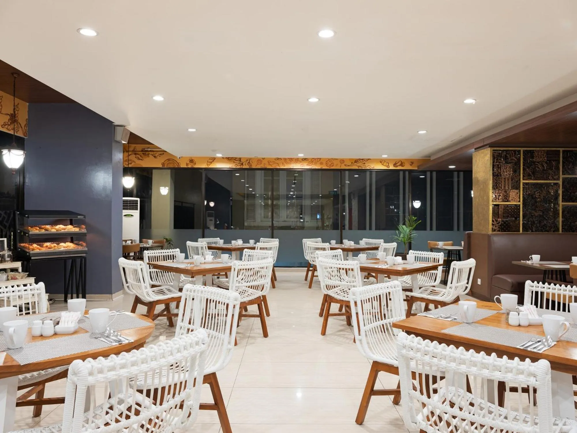 Restaurant/places to eat in The Alana Hotel & Conference Center Malioboro Yogyakarta by ASTON