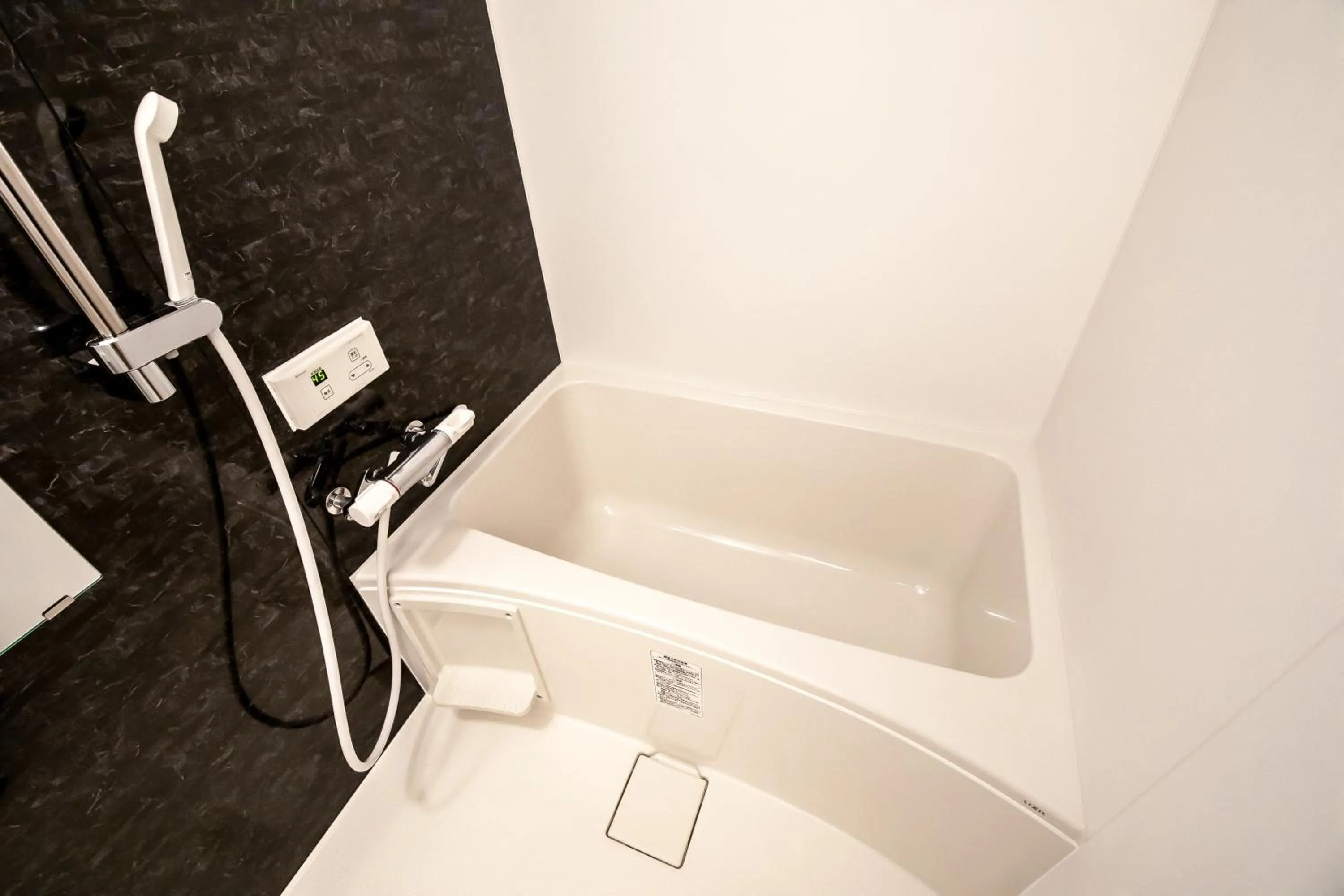 Hot Tub in Randor Residence Kyoto Nijo Castle