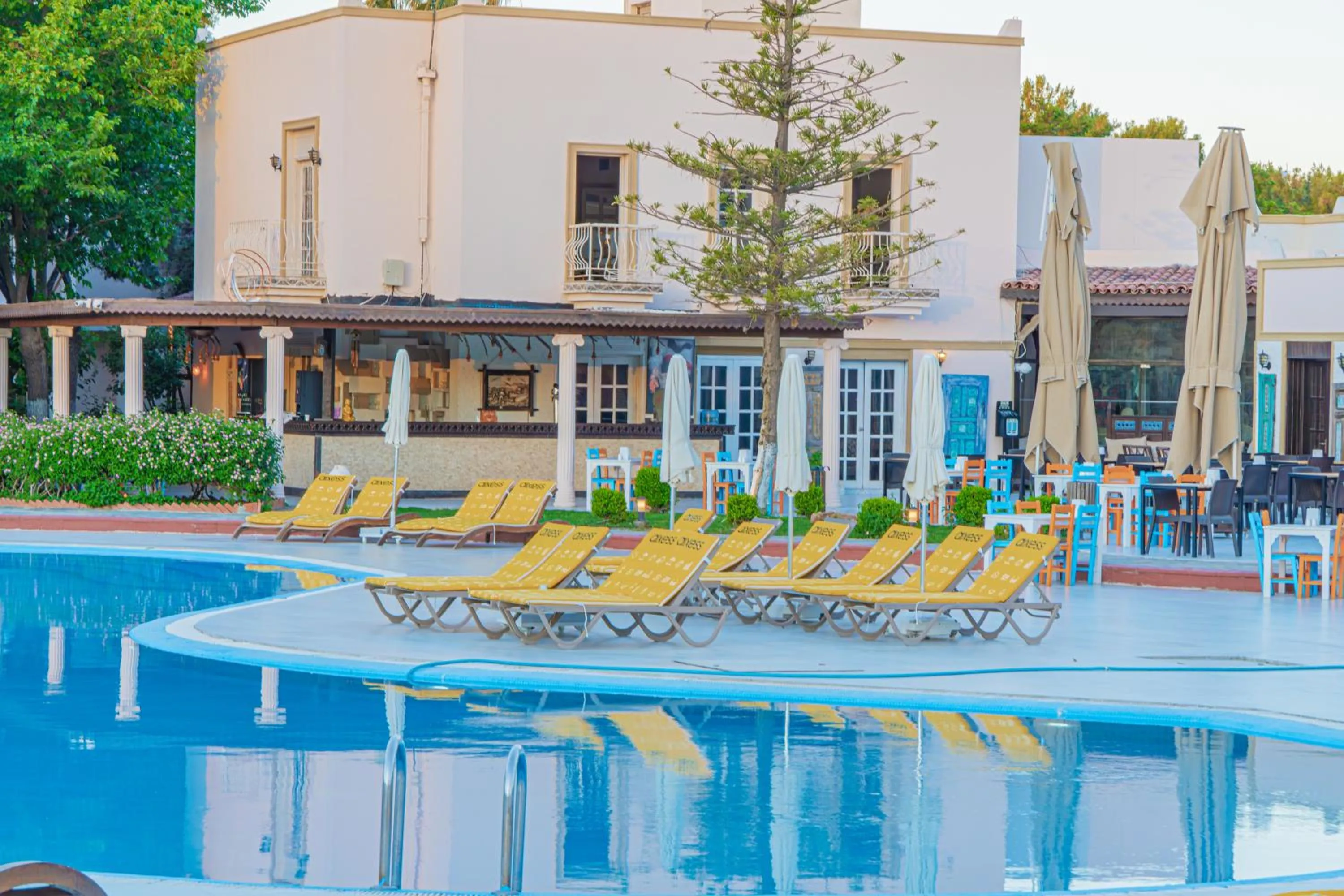 Restaurant/places to eat in Alexander The Great Resort & Spa