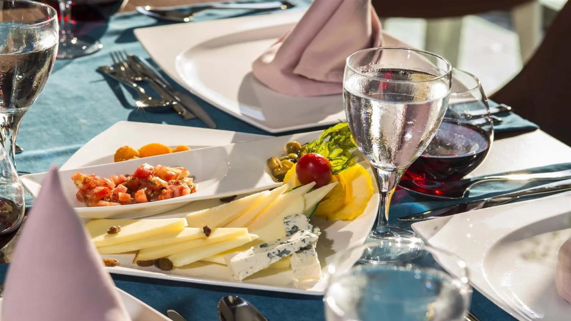 Food and drinks in Dream World Aqua