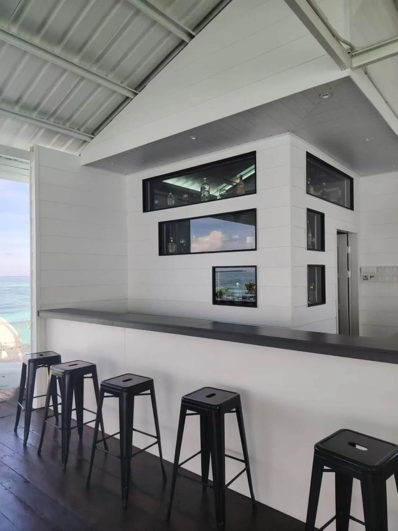 Restaurant/places to eat in Bubblefish Water Villa