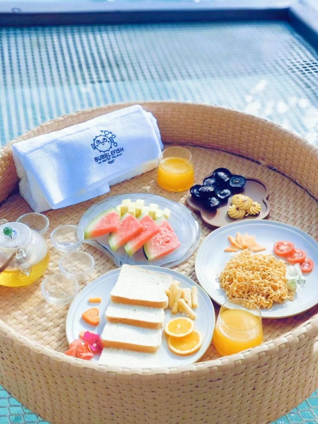 Food and drinks in Bubblefish Water Villa