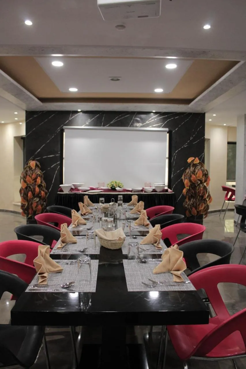 Restaurant/places to eat in Le Parisien Tunis