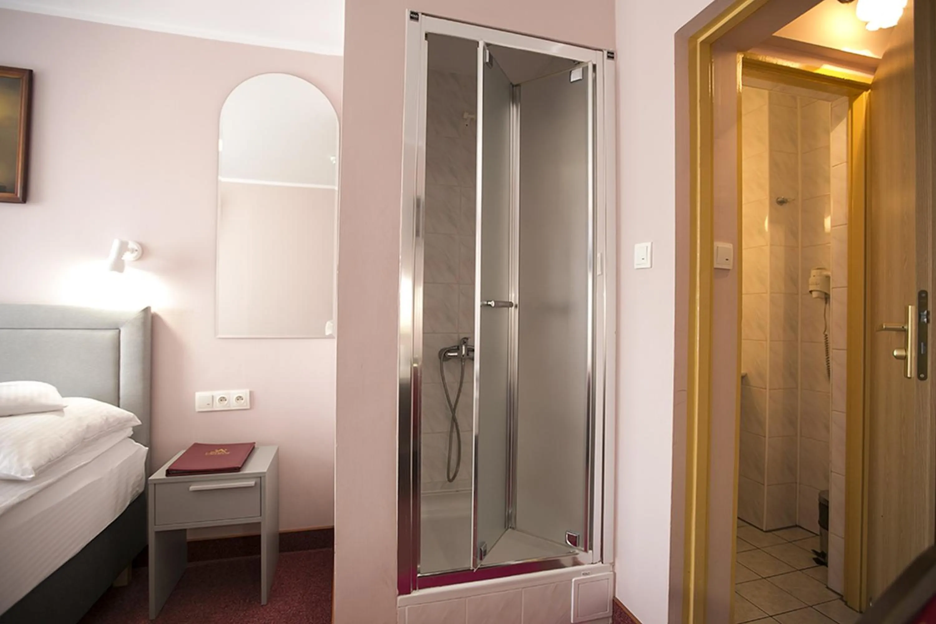 Shower, Bed in Hotel Unibus