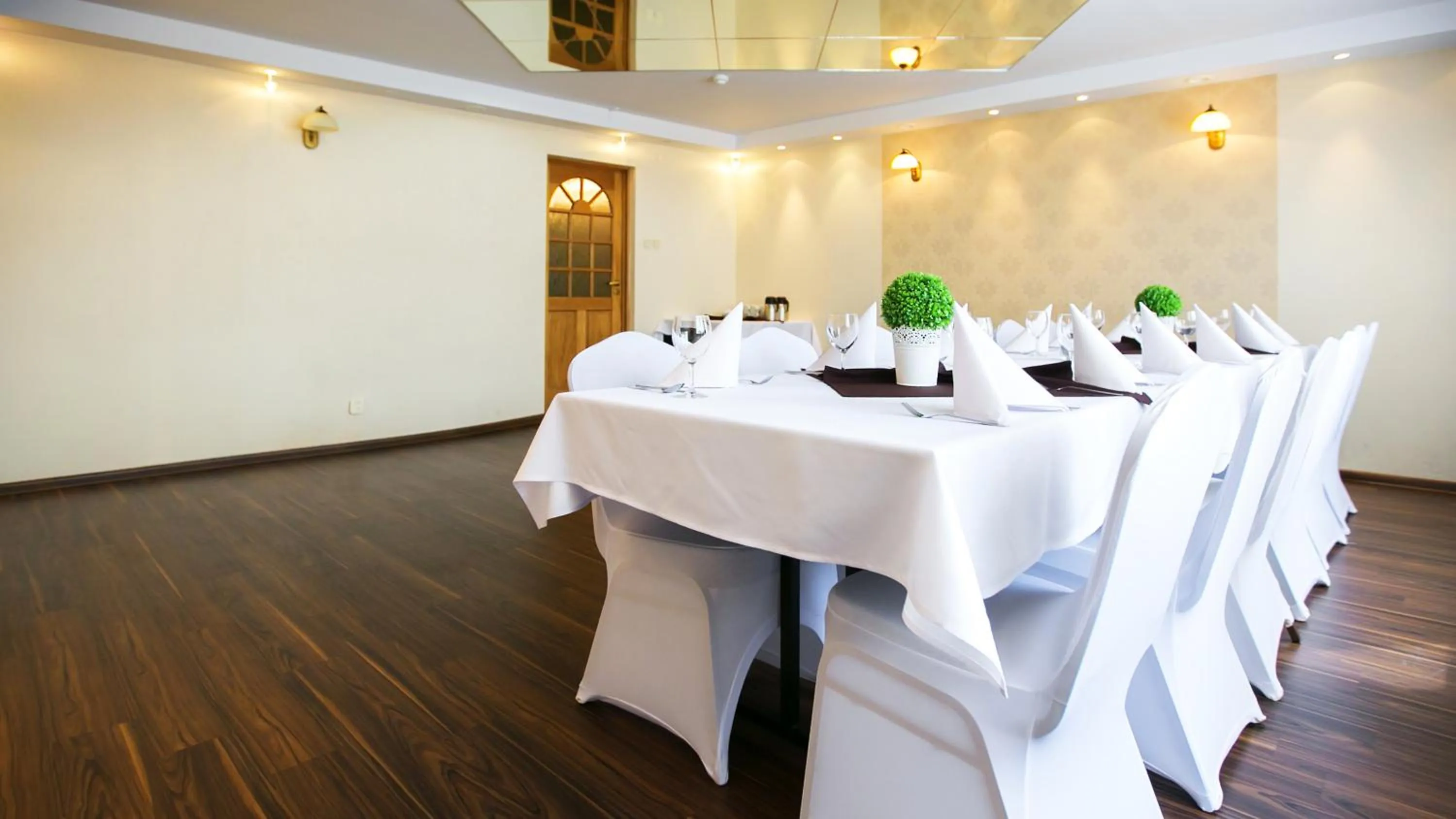 Restaurant/places to eat in Hotel Unibus