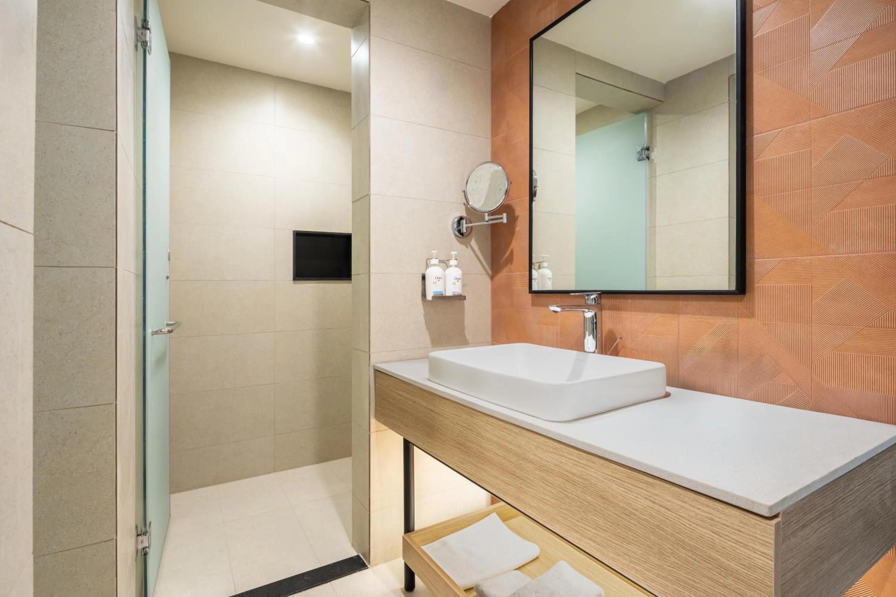 Shower in Holiday Inn Gurgaon NH8 by IHG