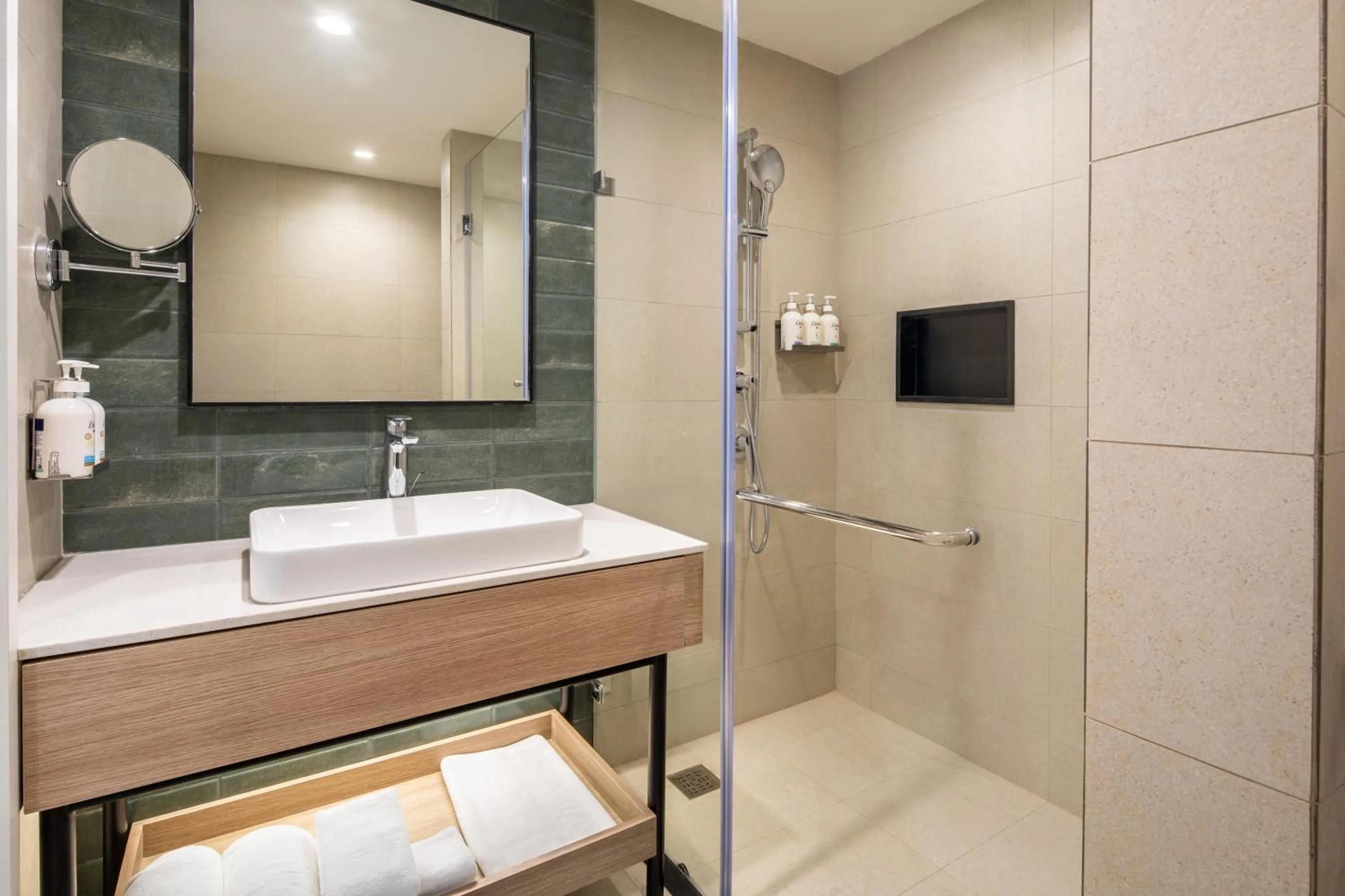 Shower in Holiday Inn Gurgaon NH8 by IHG