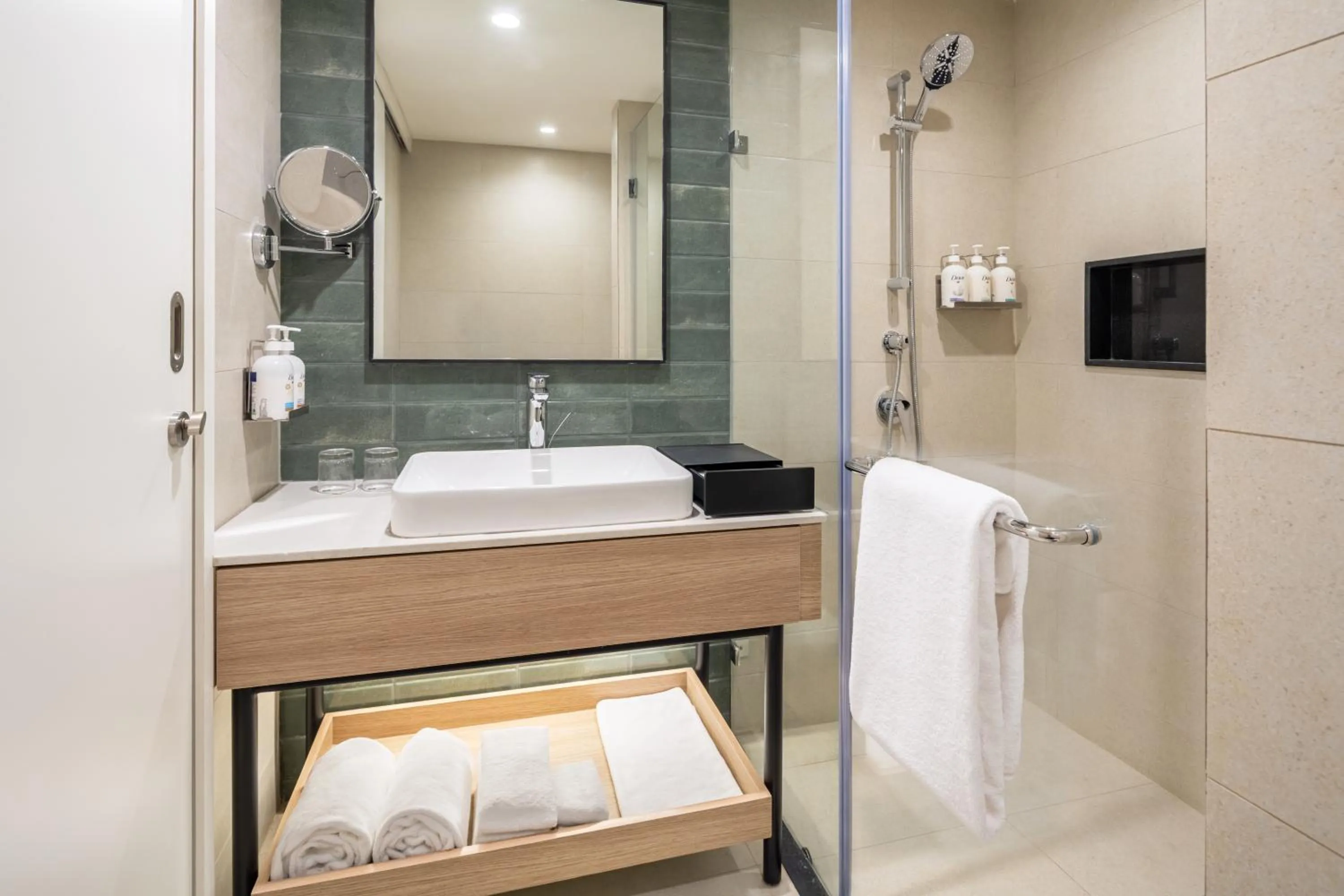 Shower, Bed in Holiday Inn Gurgaon NH8 by IHG