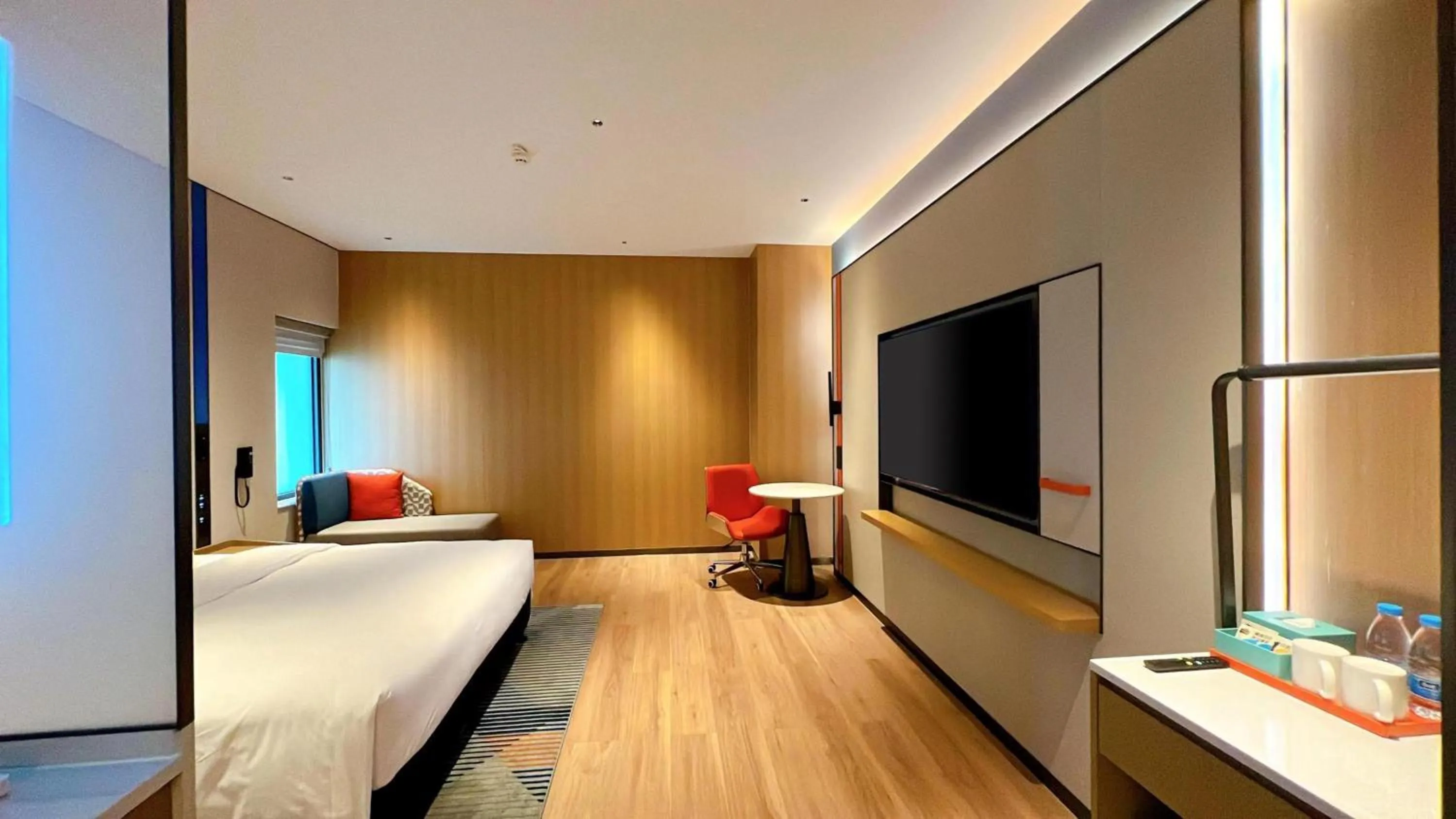 Photo of the whole room, Bed in Holiday Inn Express Haikou World Trade Center by IHG