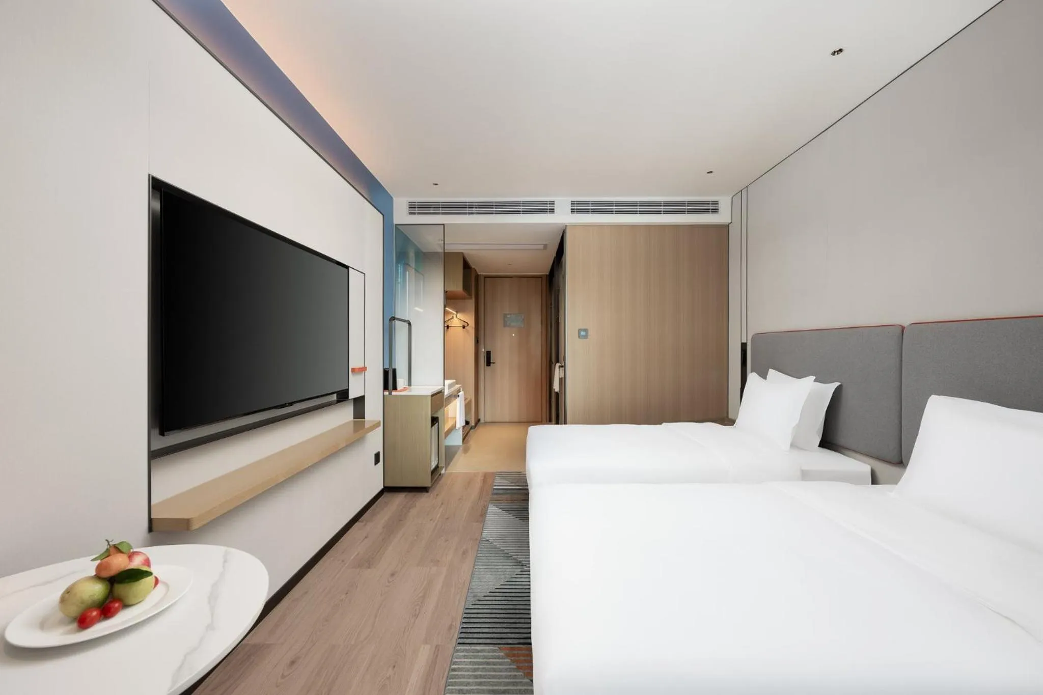 Photo of the whole room, Bed in Holiday Inn Express Haikou World Trade Center by IHG