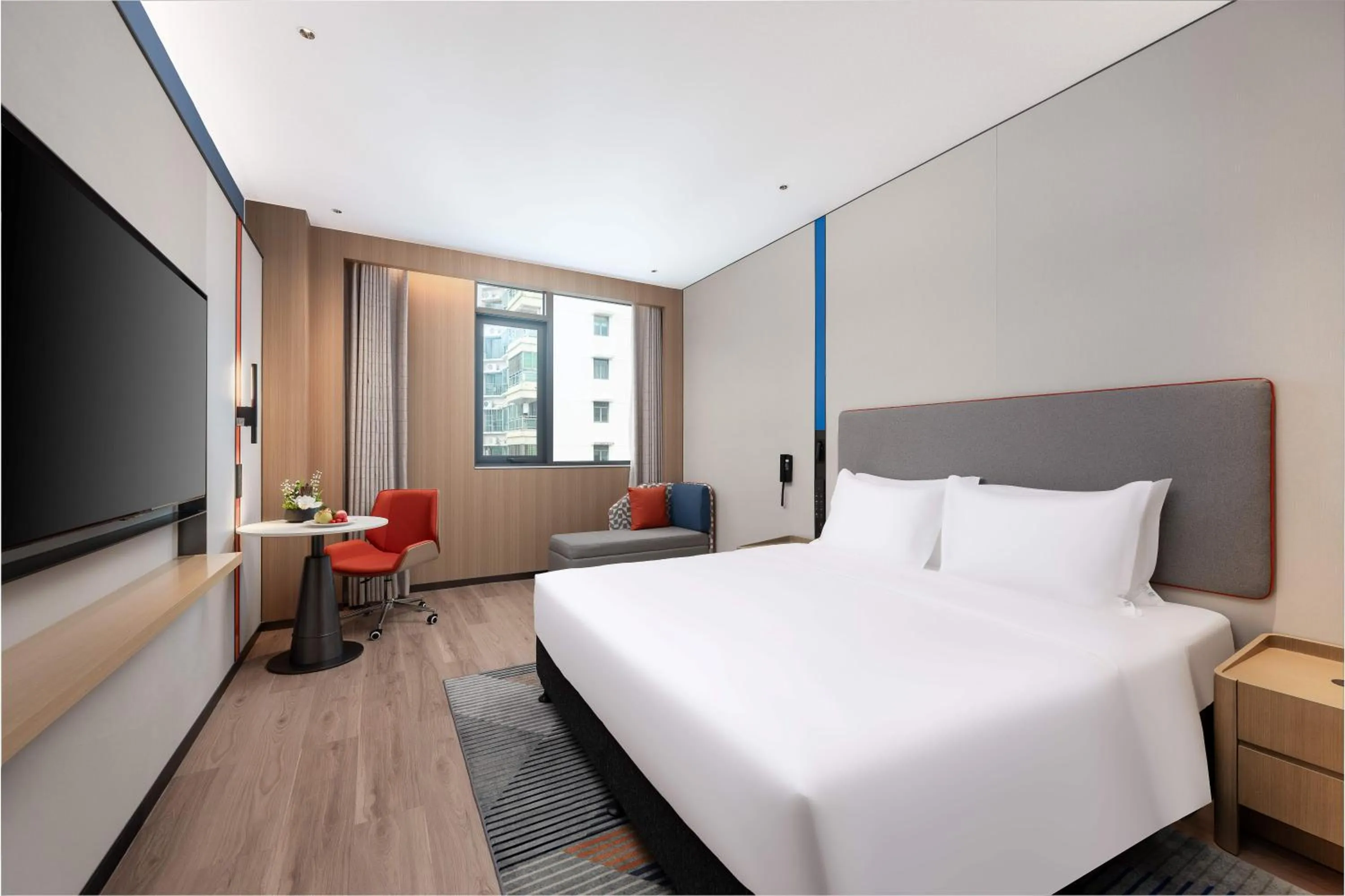 Photo of the whole room, Bed in Holiday Inn Express Haikou World Trade Center by IHG