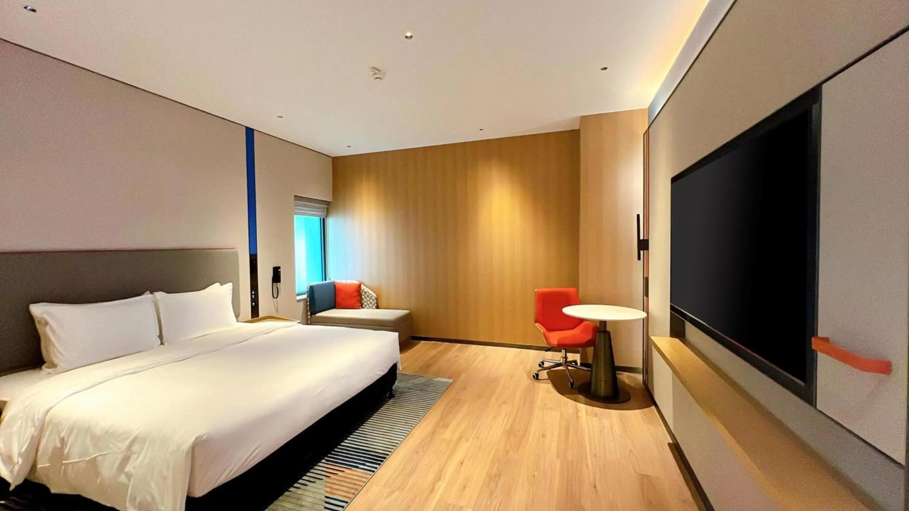 Photo of the whole room, Bed in Holiday Inn Express Haikou World Trade Center by IHG