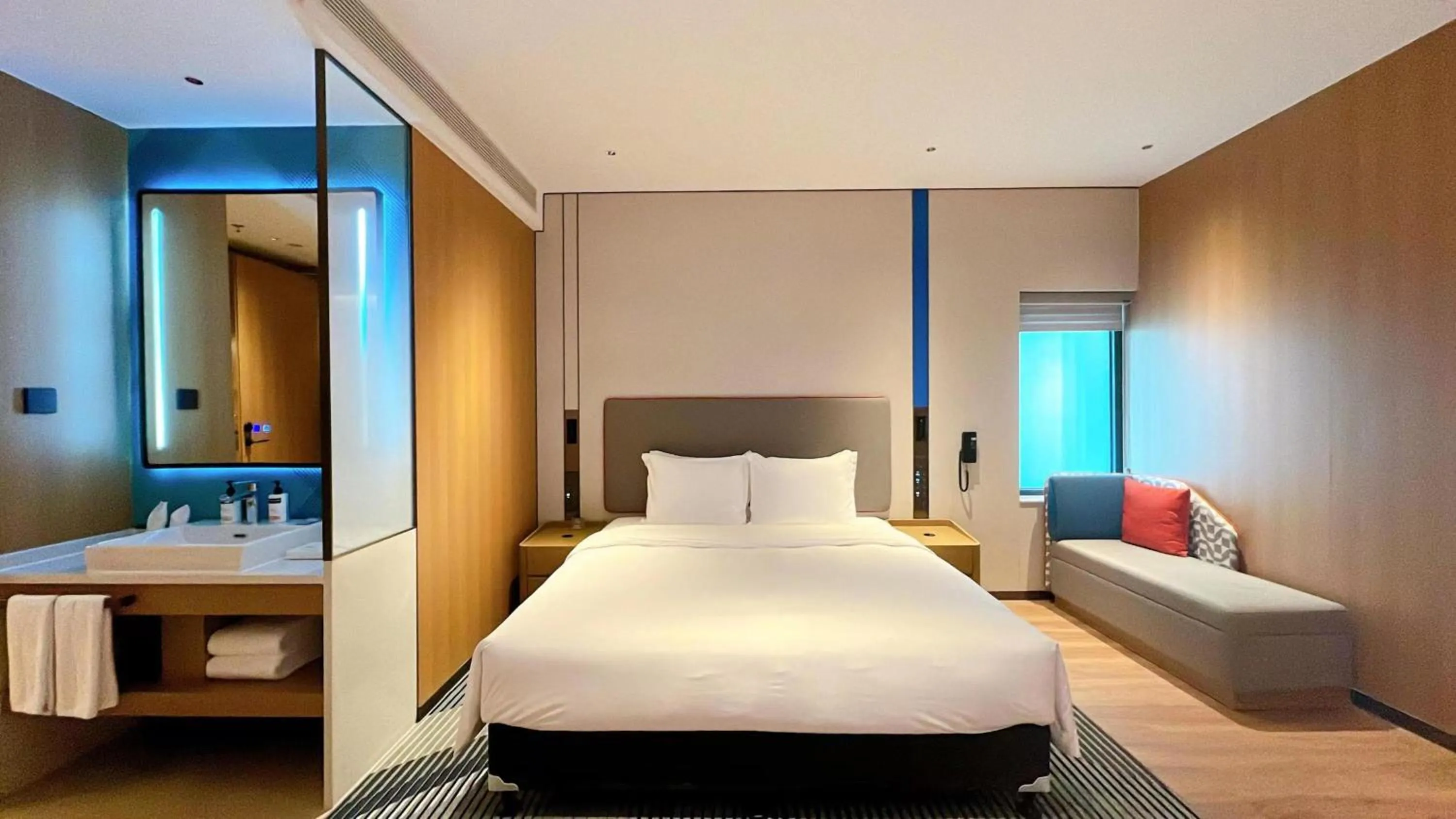 Photo of the whole room, Bed in Holiday Inn Express Haikou World Trade Center by IHG