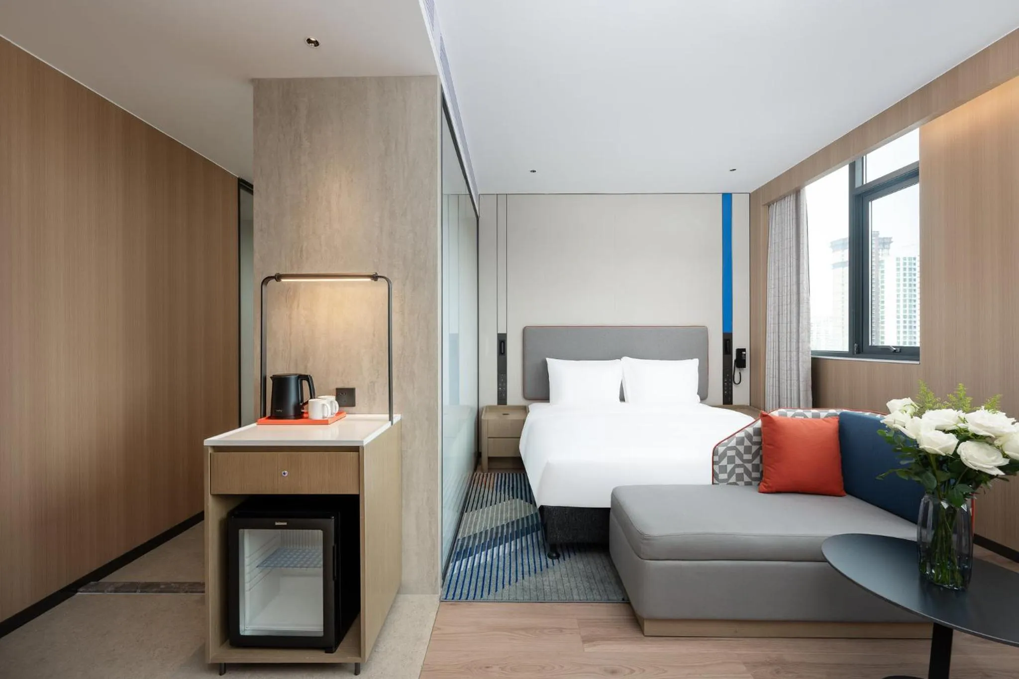 Photo of the whole room, Bed in Holiday Inn Express Haikou World Trade Center by IHG