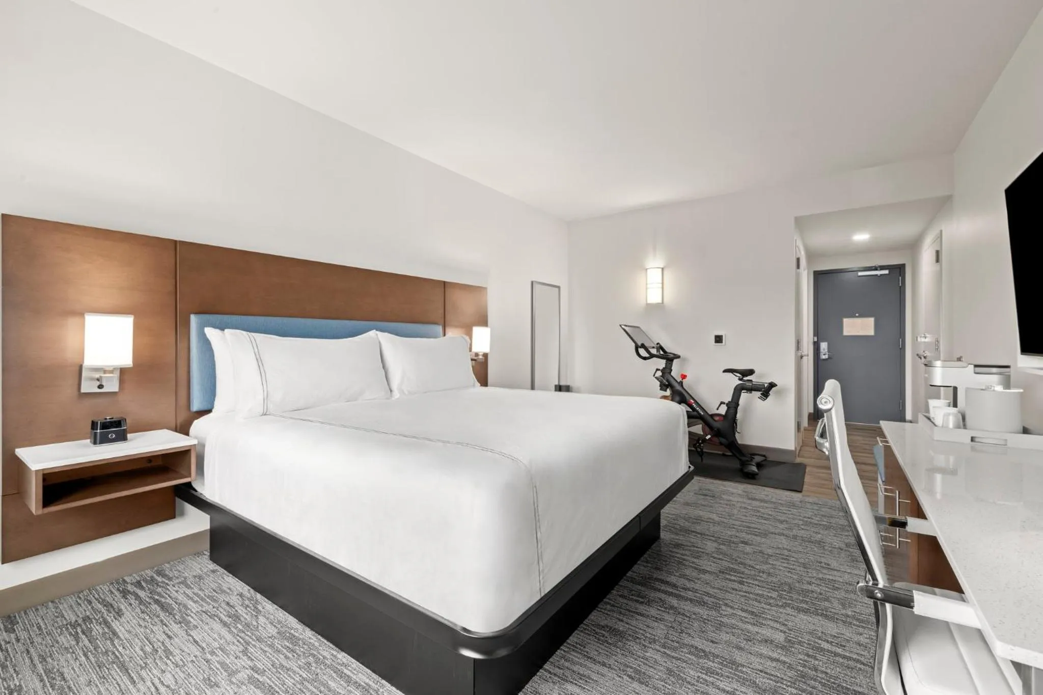 Photo of the whole room, Bed in EVEN Hotel Portland - Beaverton by IHG