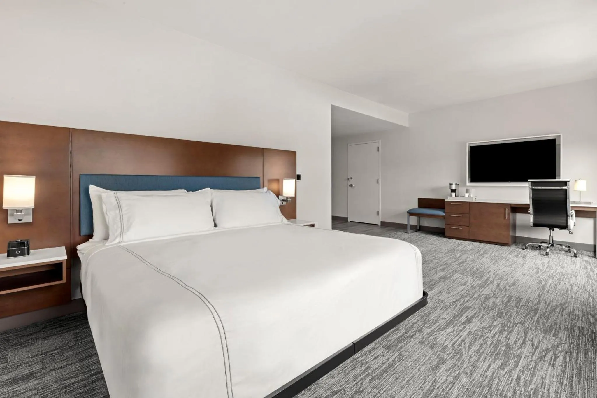 Photo of the whole room, Bed in EVEN Hotel Portland - Beaverton by IHG