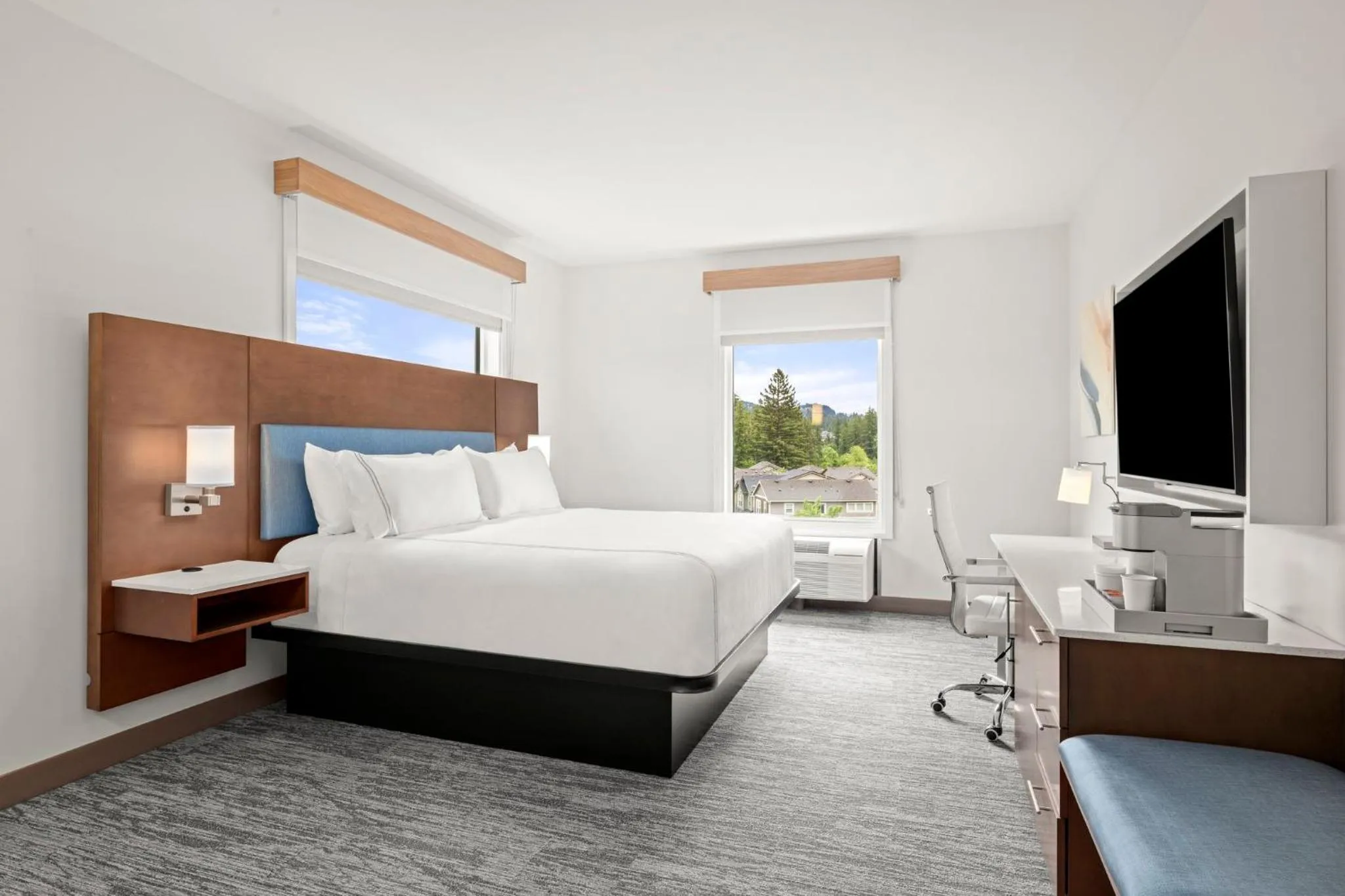 Photo of the whole room, Bed in EVEN Hotel Portland - Beaverton by IHG