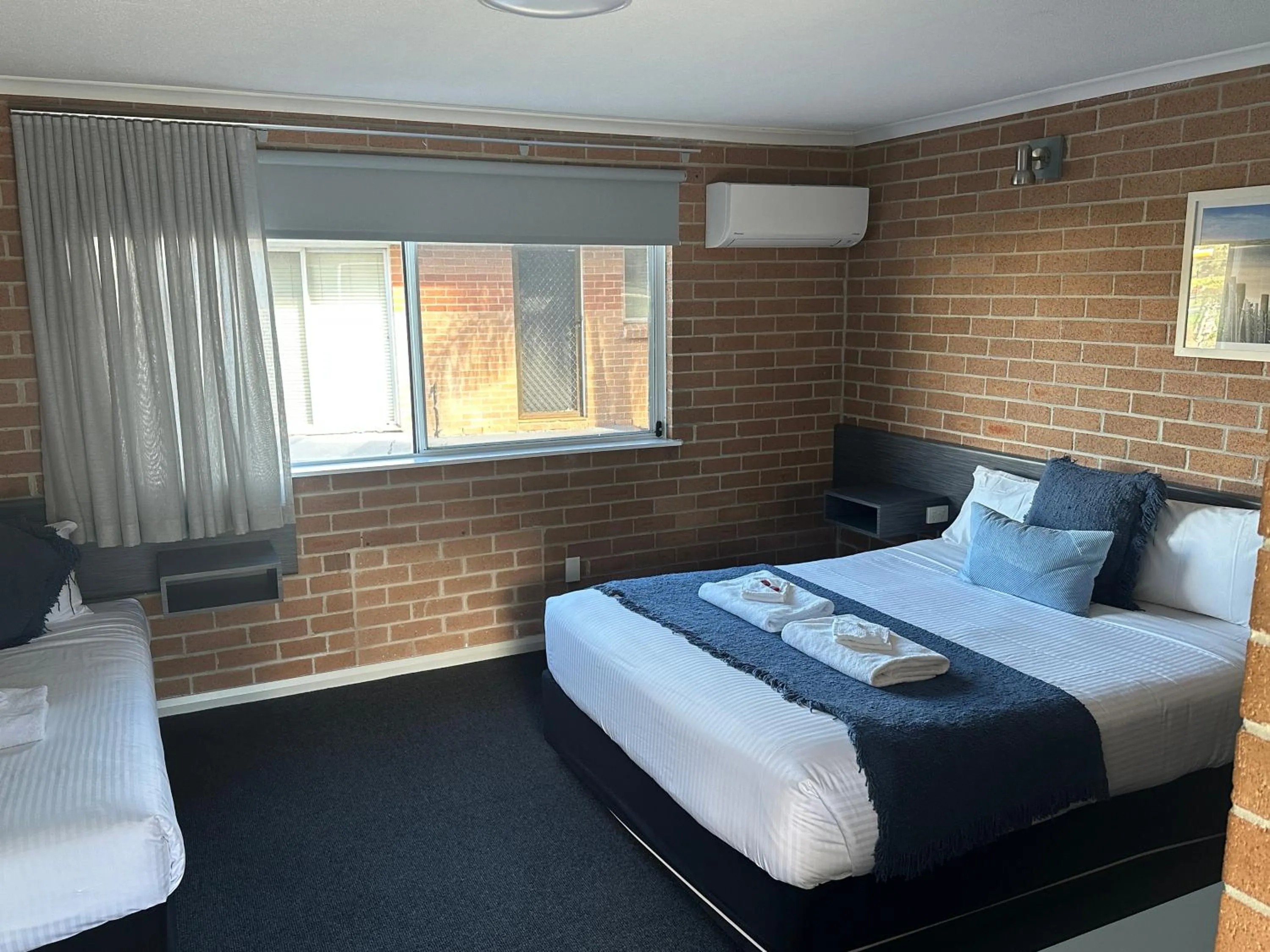 Bedroom, Bed in The Oaks Hotel Motel