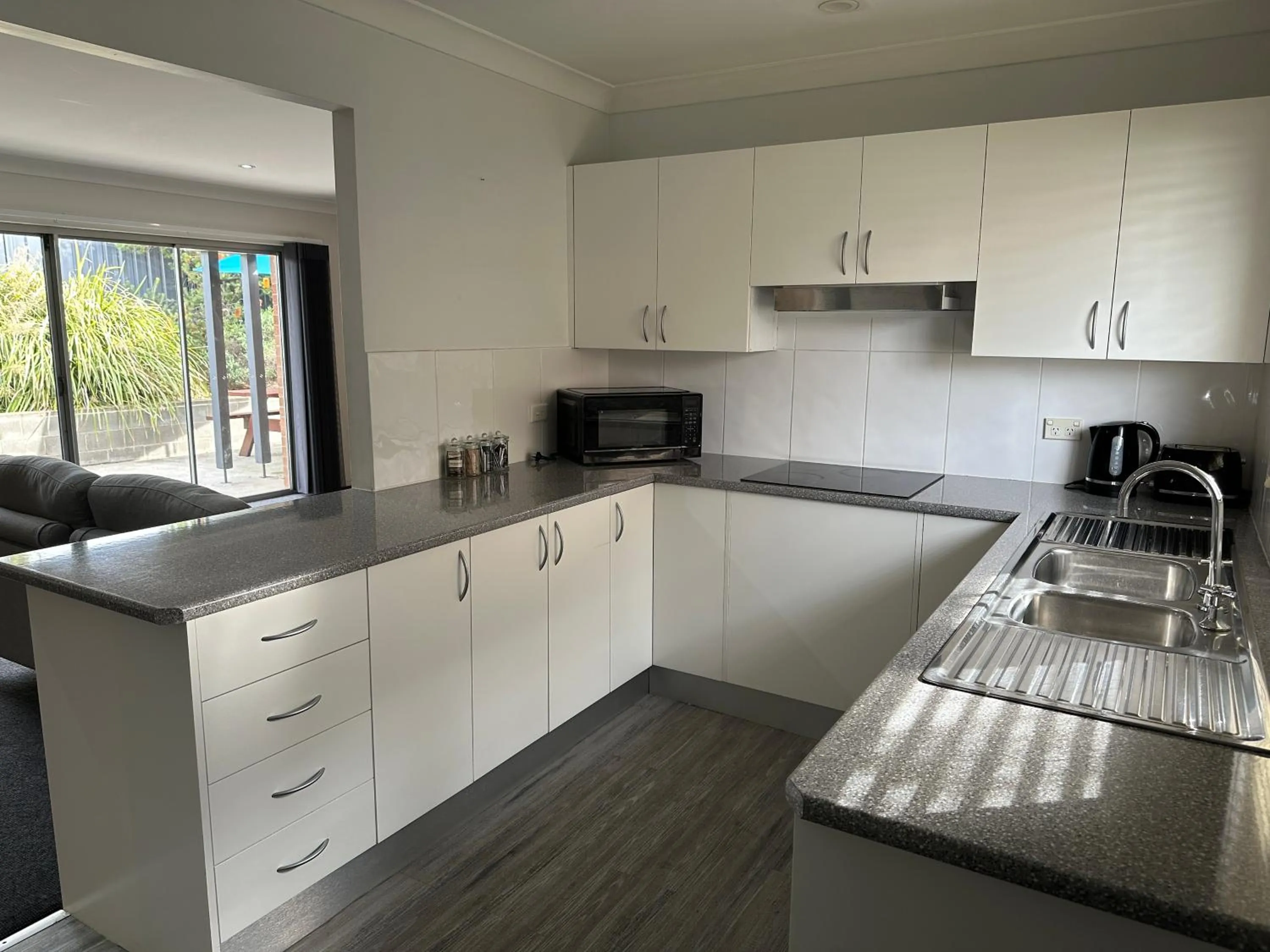 kitchen in The Oaks Hotel Motel