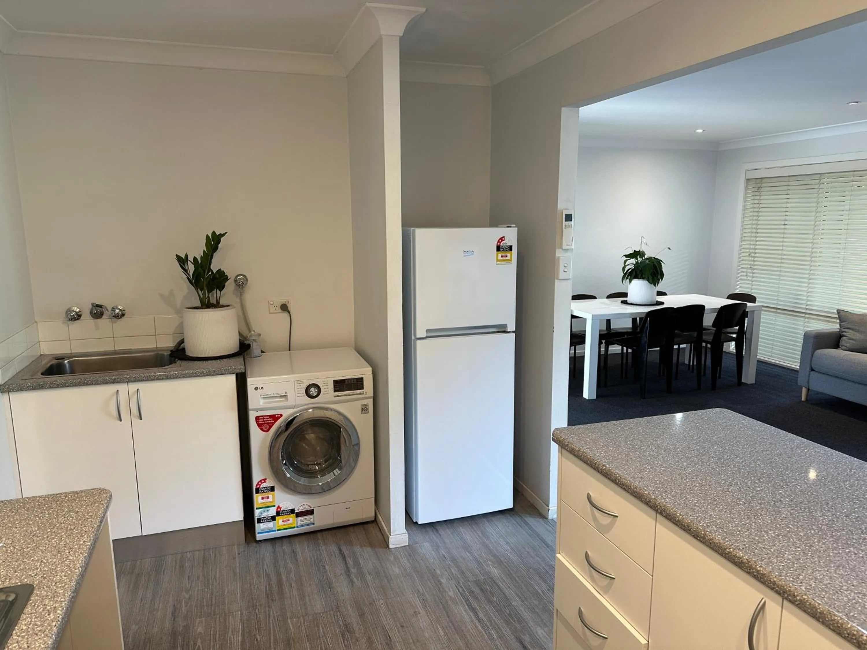 laundry in The Oaks Hotel Motel