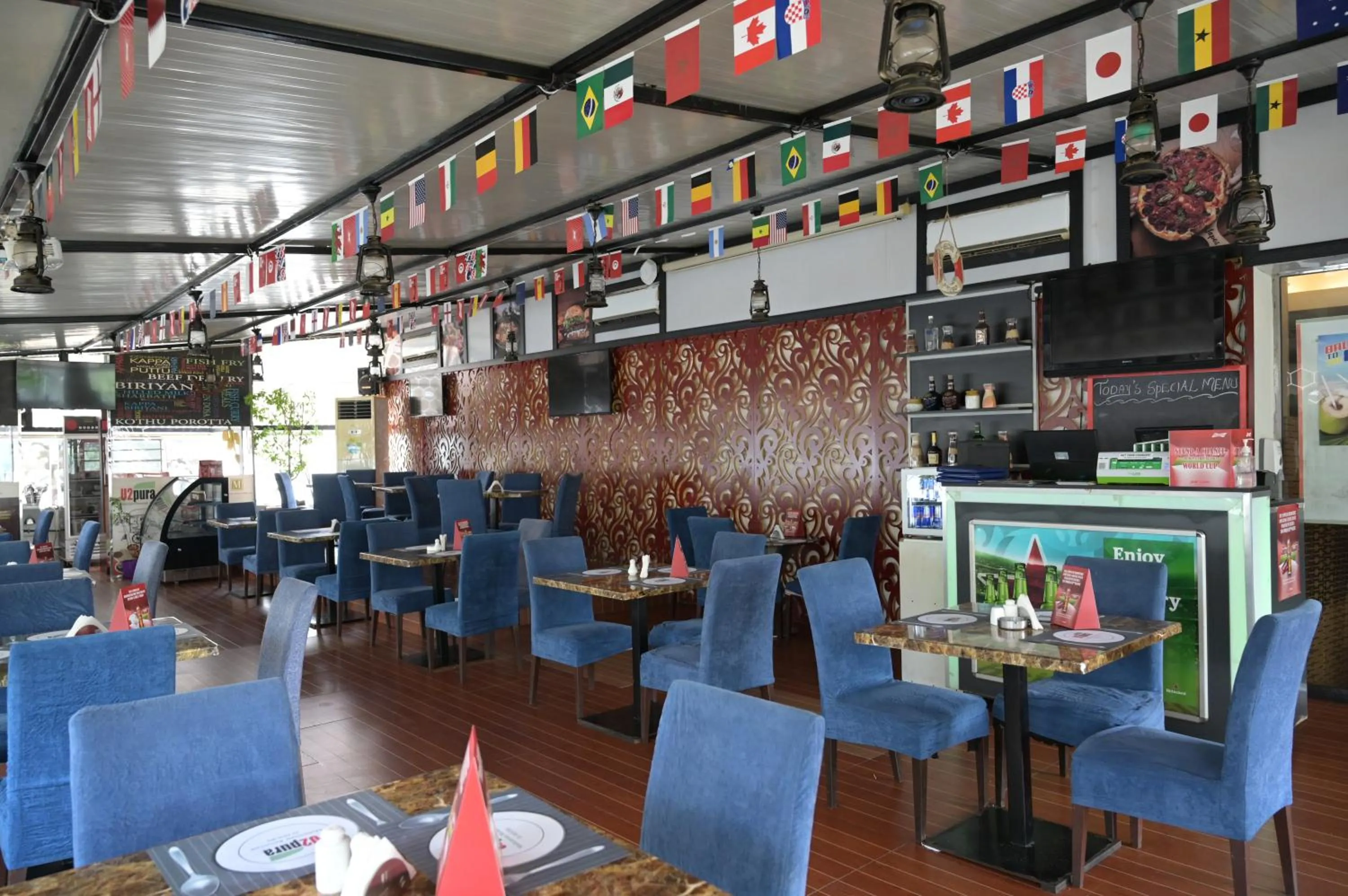 Restaurant/places to eat in Manhattan Avenue Hotel