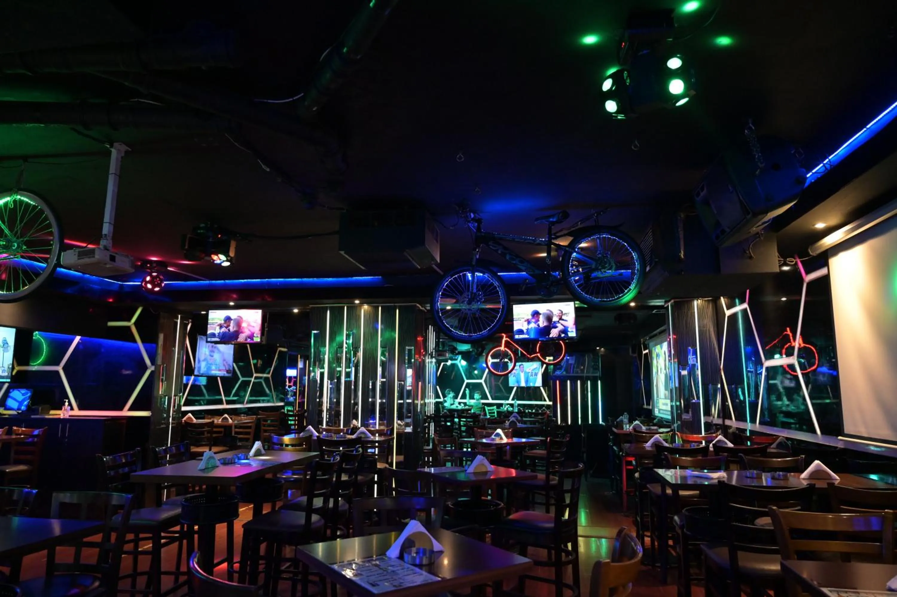 Communal lounge/ TV room in Manhattan Avenue Hotel