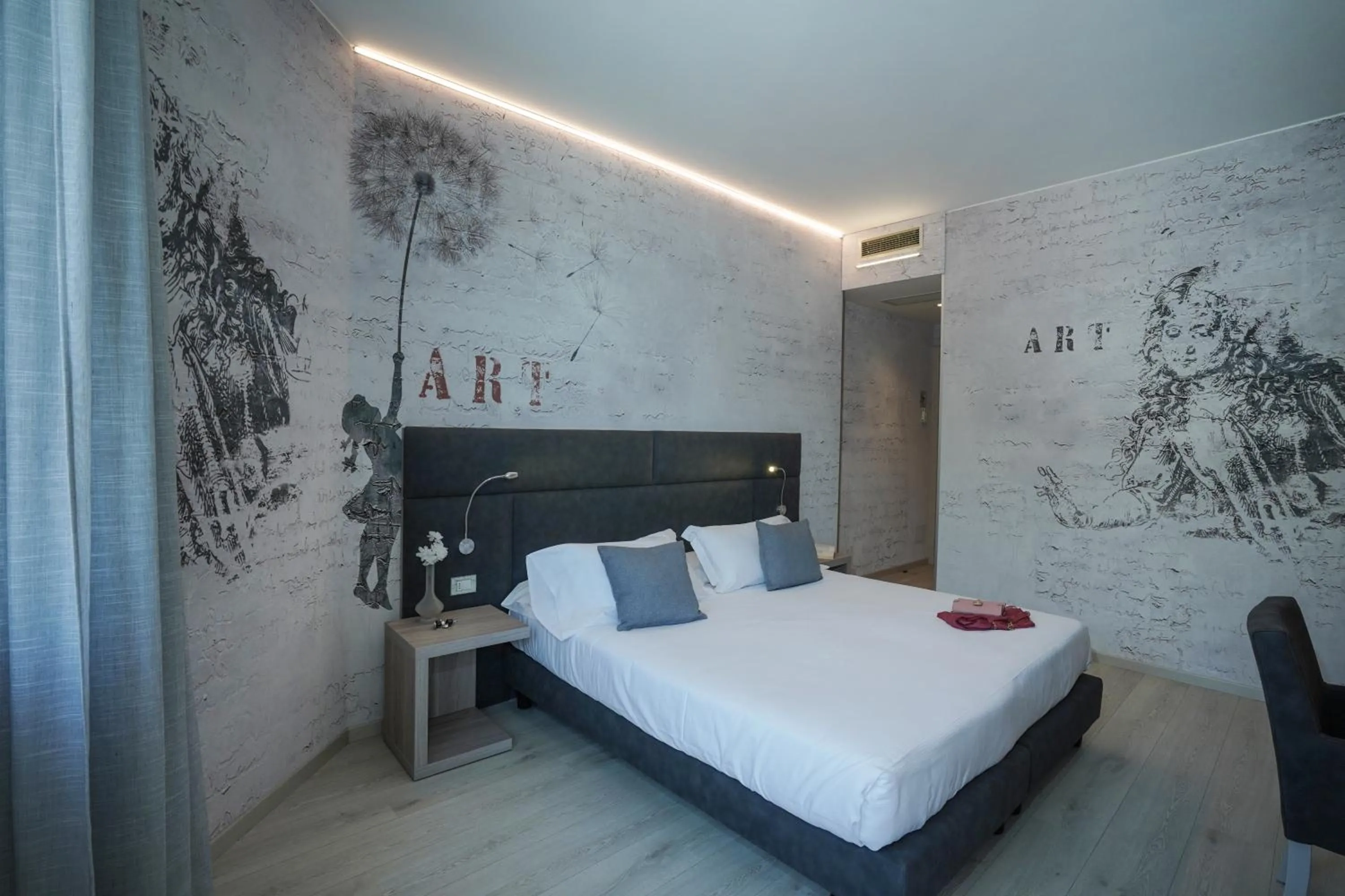 Photo of the whole room, Bed in Sole Mare