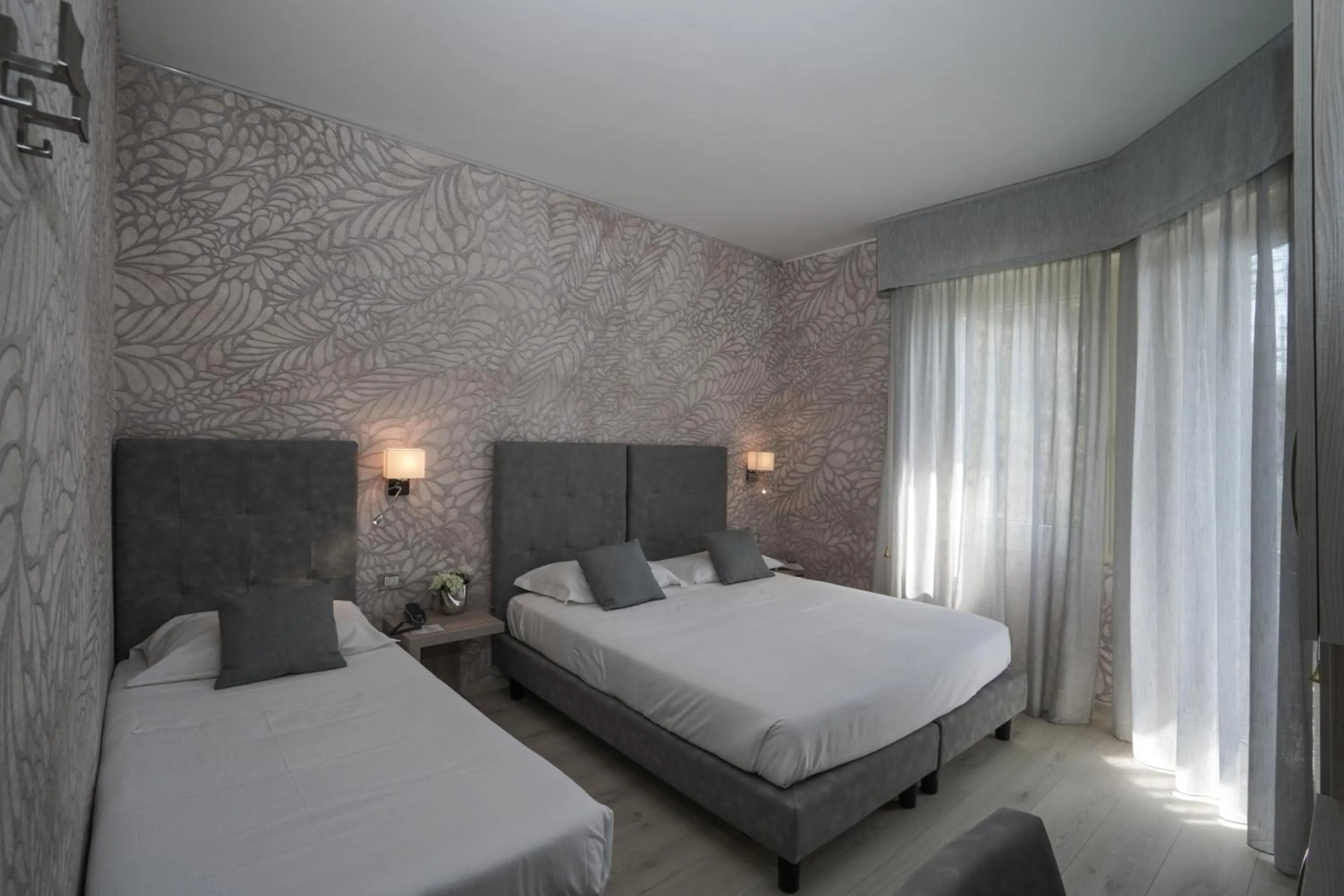 Photo of the whole room, Bed in Sole Mare