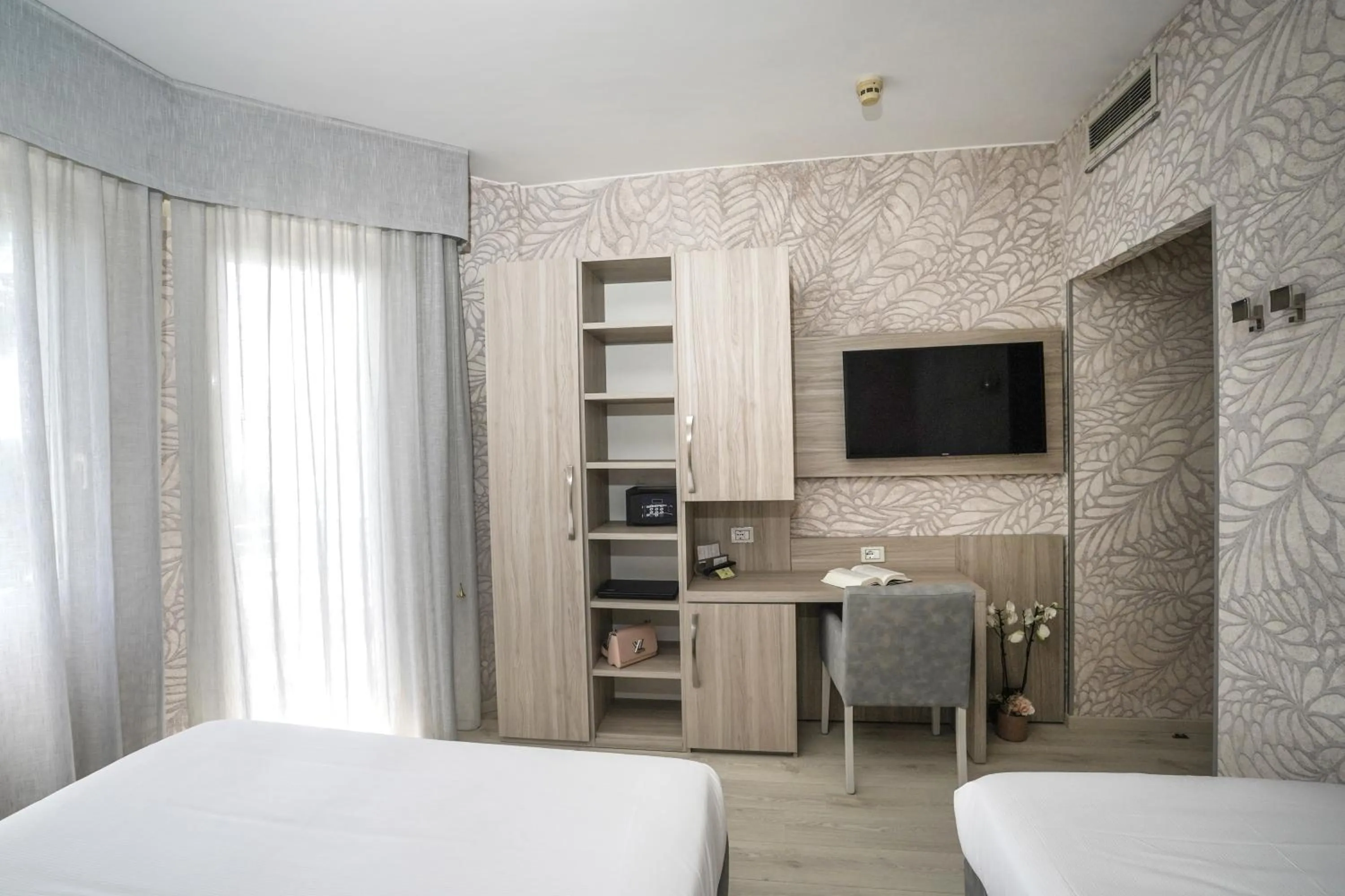 Photo of the whole room, Bed in Sole Mare