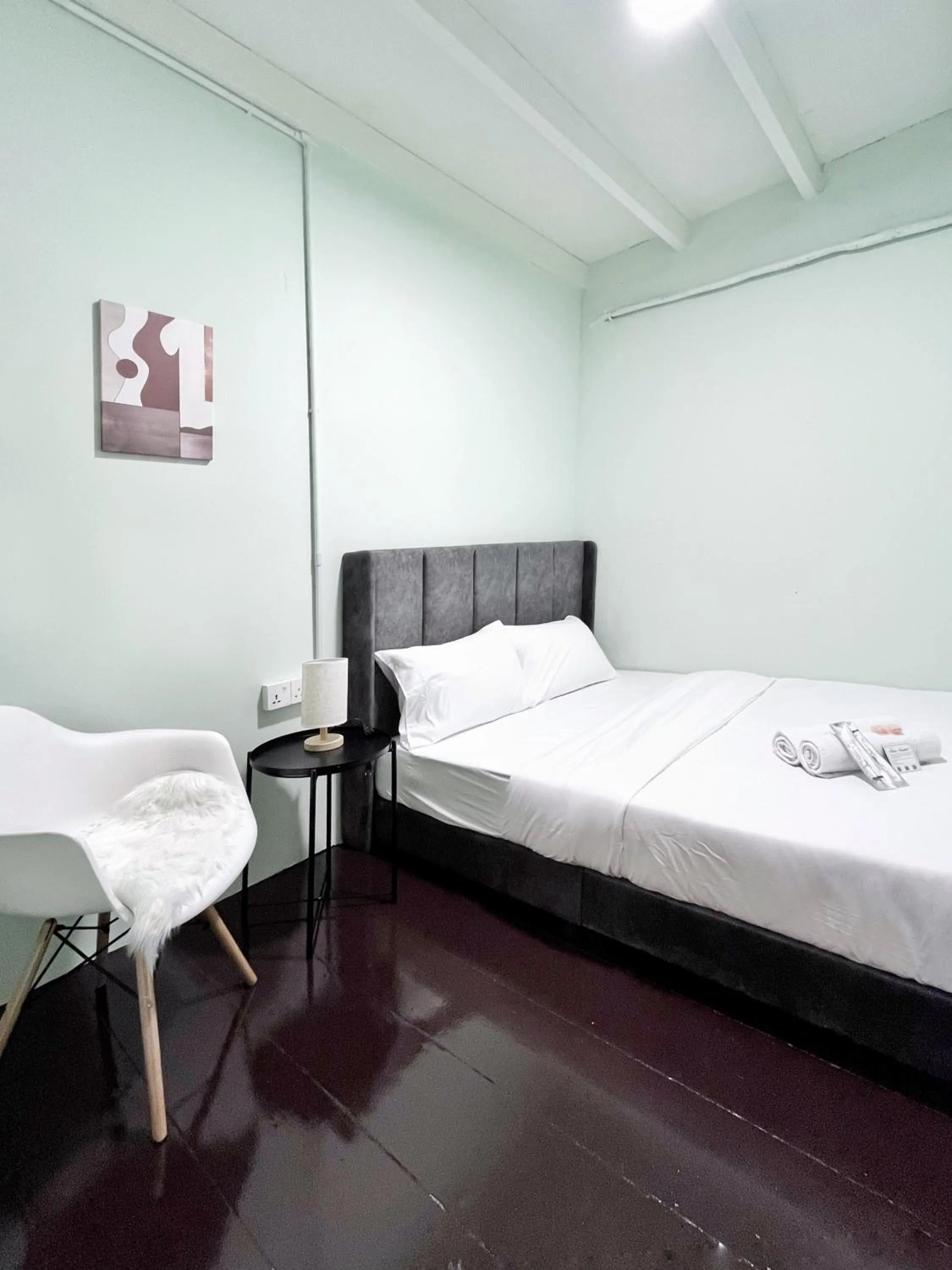 Bedroom, Bed in Pine Muntri