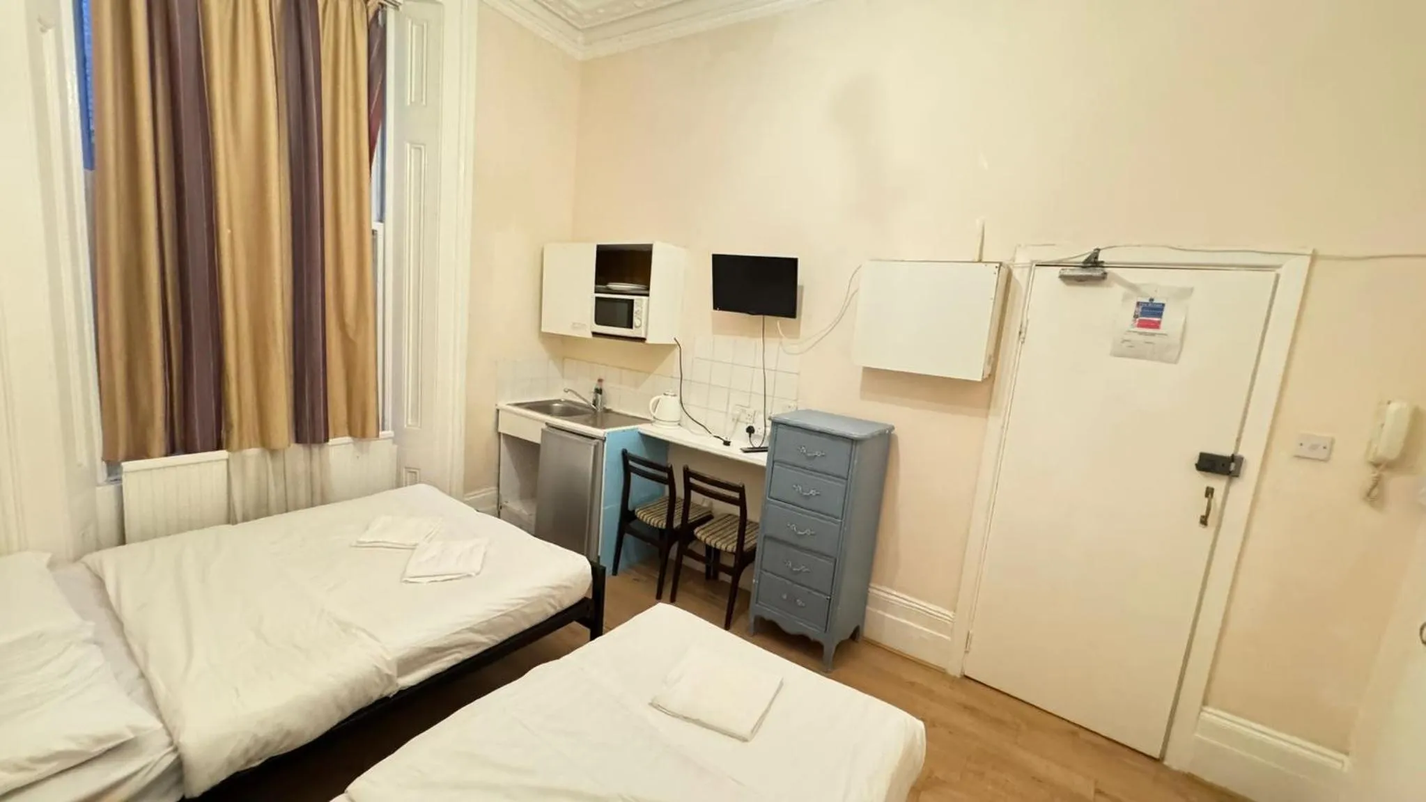 Photo of the whole room, Bed in Anwar House