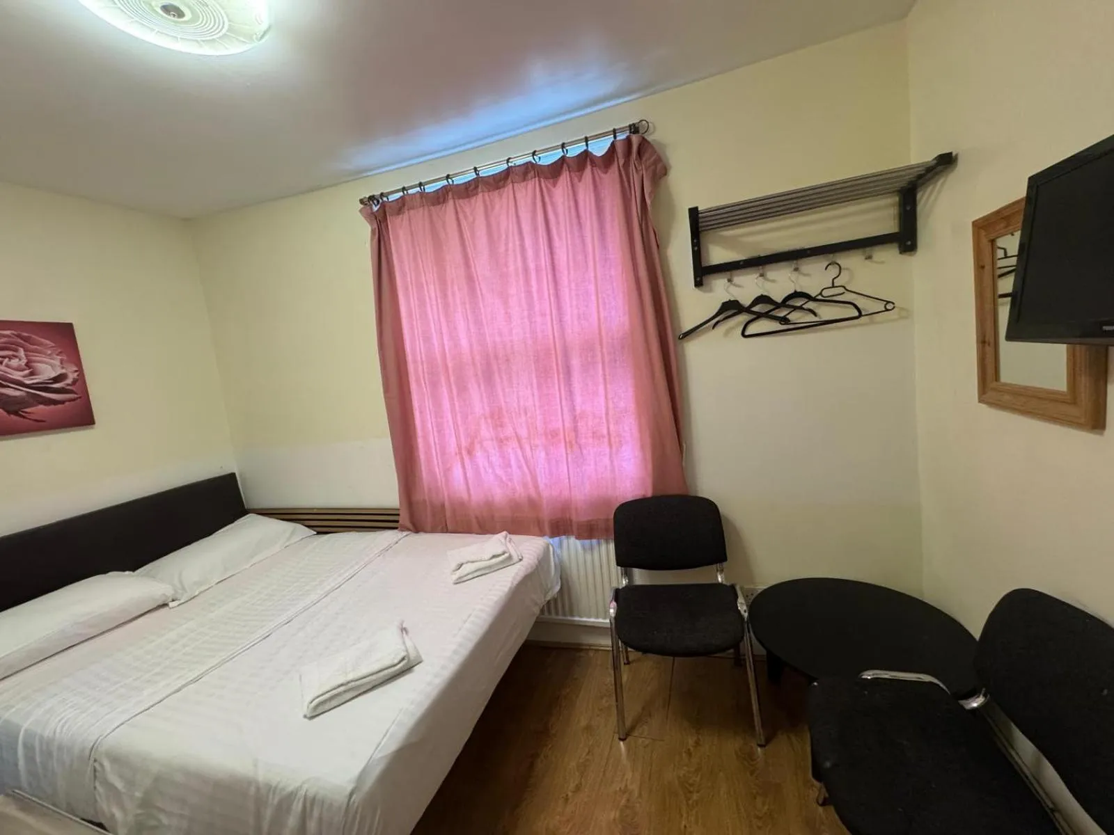 Communal lounge/ TV room, Bed in Anwar House