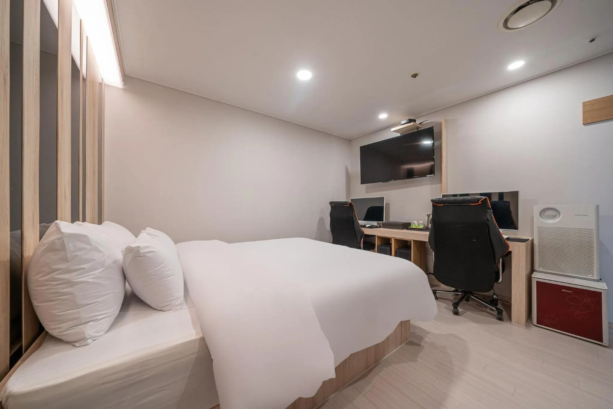 Bedroom, Bed in Hwajeong Jun Hotel