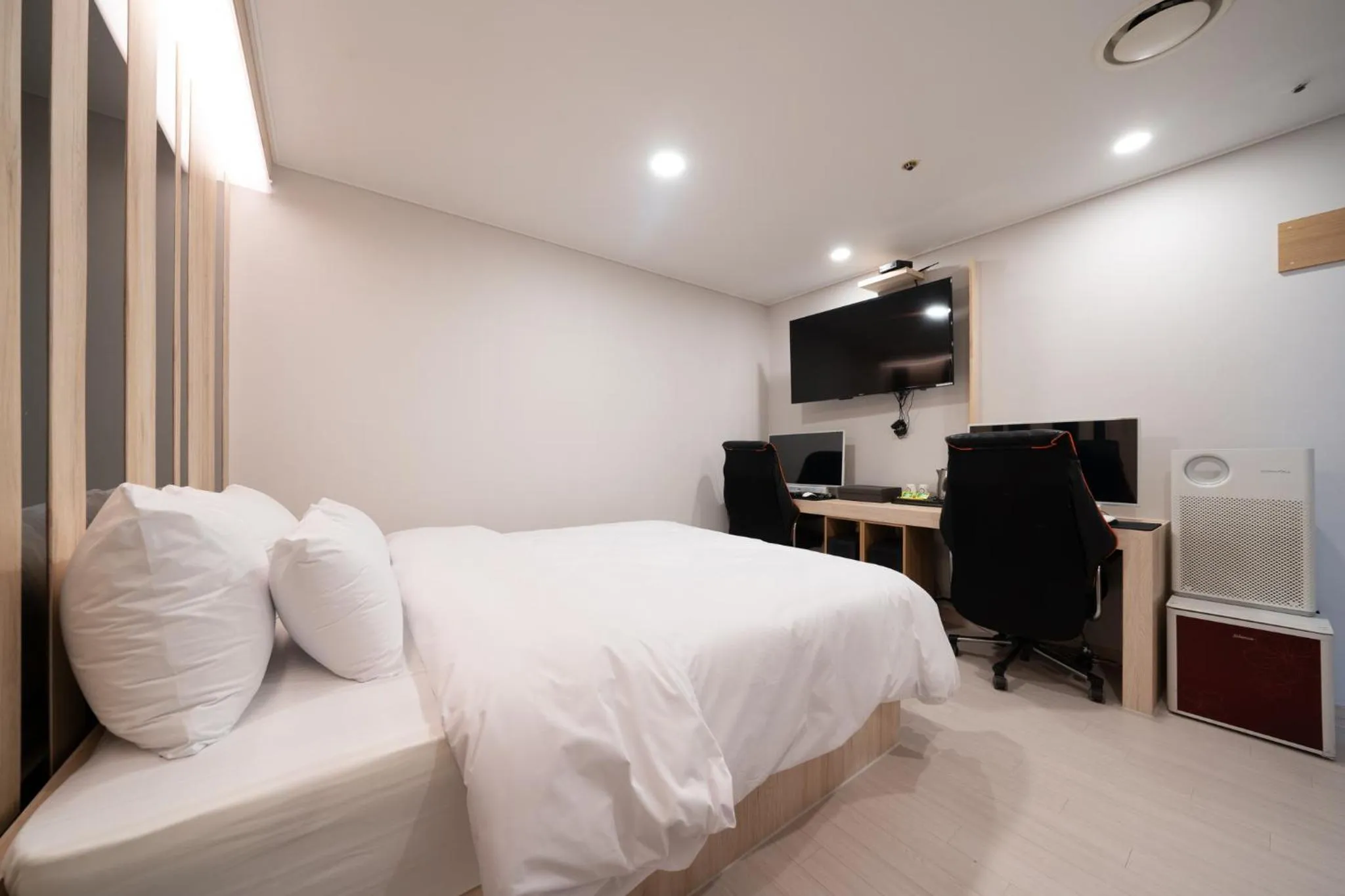 Entertainment, Bed in Hwajeong Jun Hotel