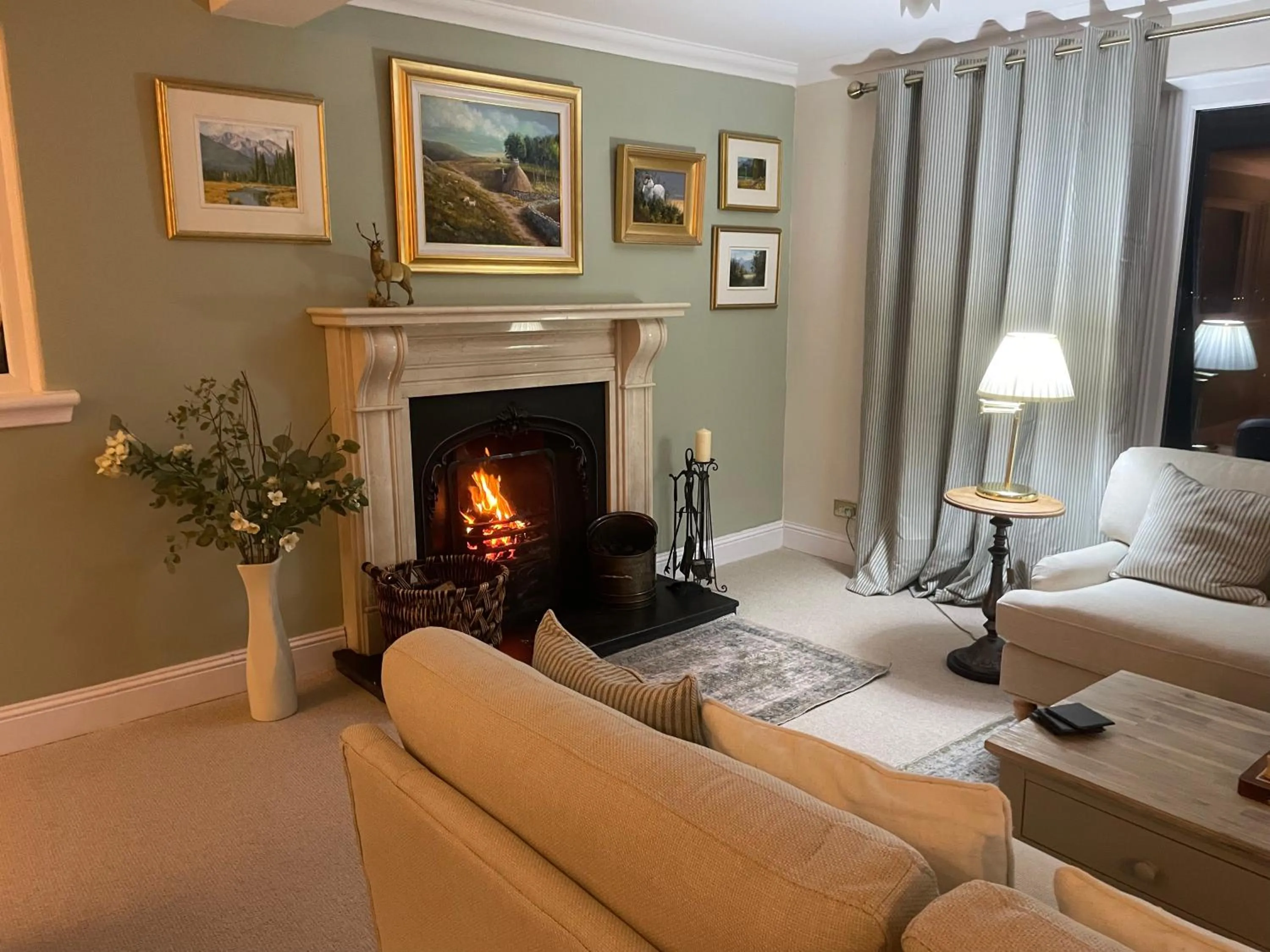Lounge or bar in Castlecroft Bed and Breakfast