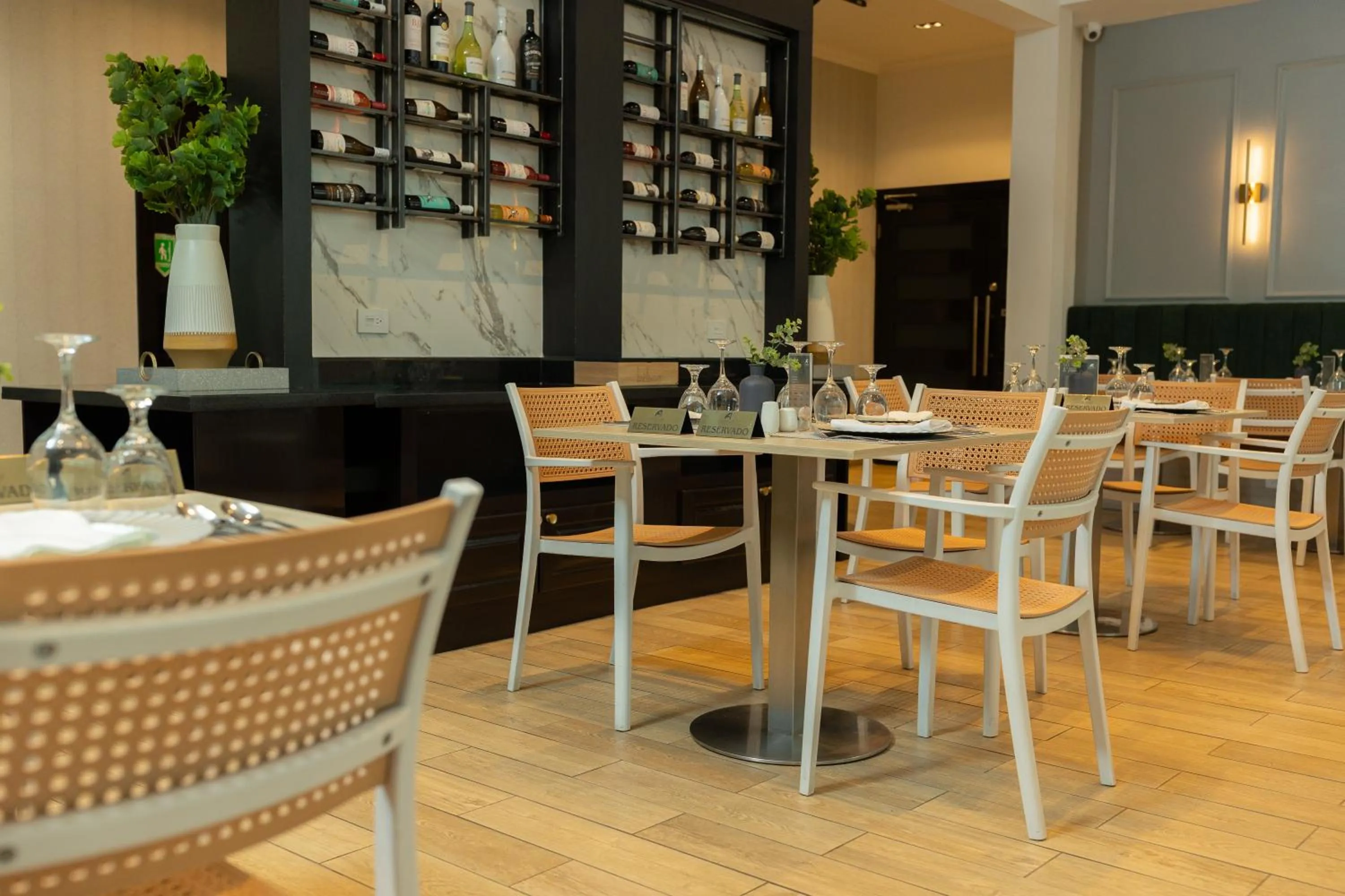 Restaurant/places to eat in Aranjuez Hotel & Suites