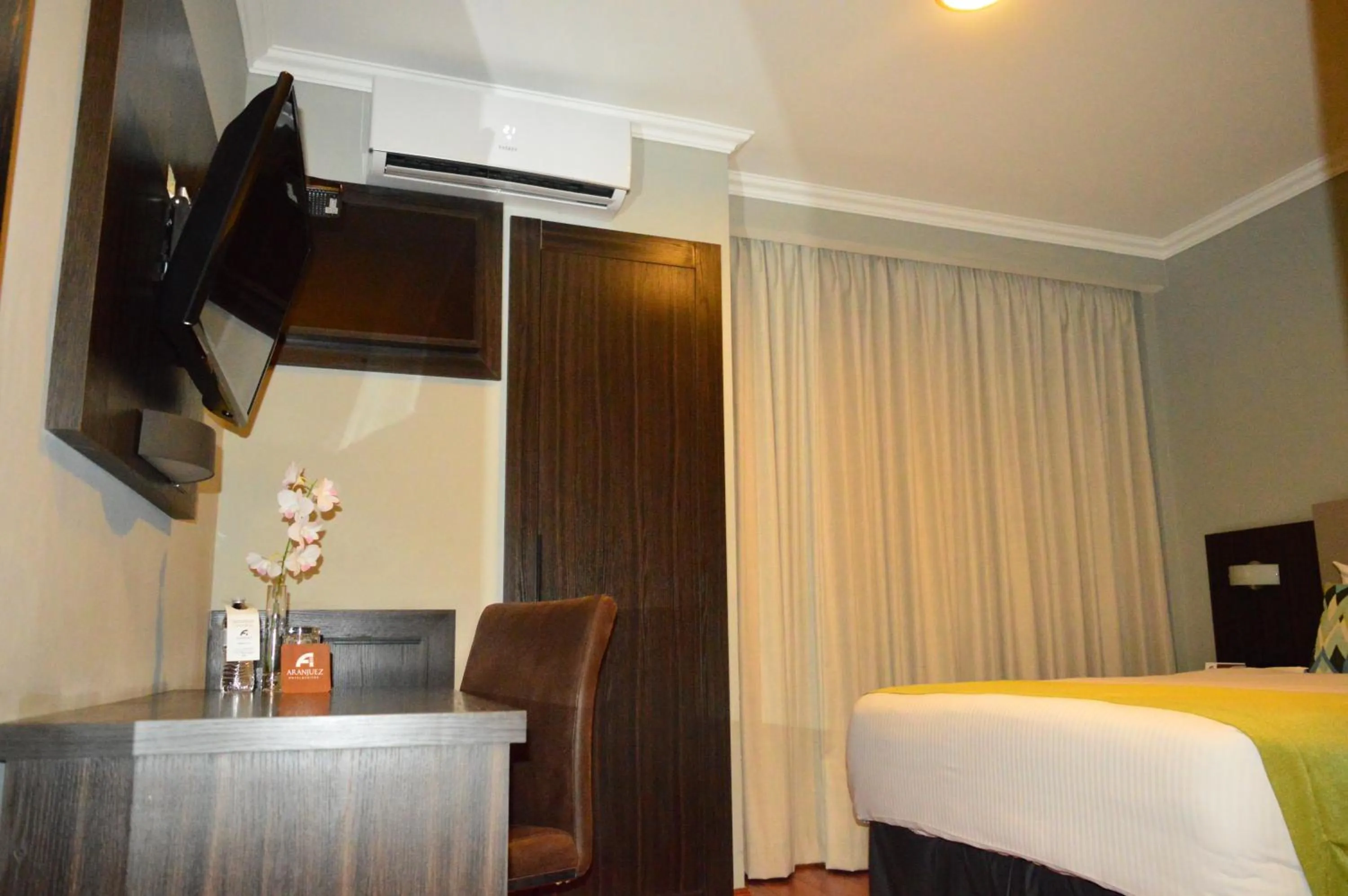 Photo of the whole room, Bed in Aranjuez Hotel & Suites