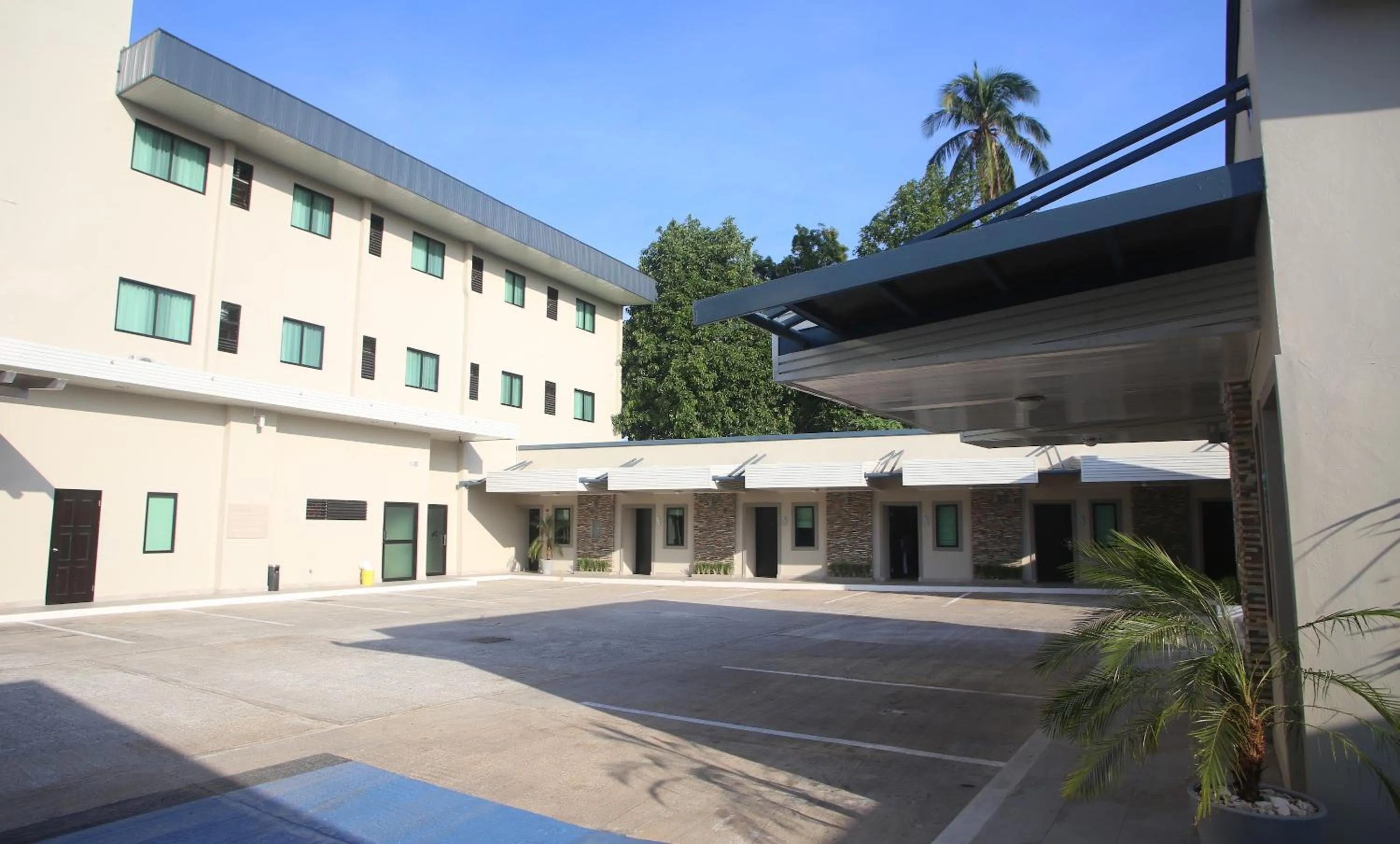 Patio in Aranjuez Hotel & Suites