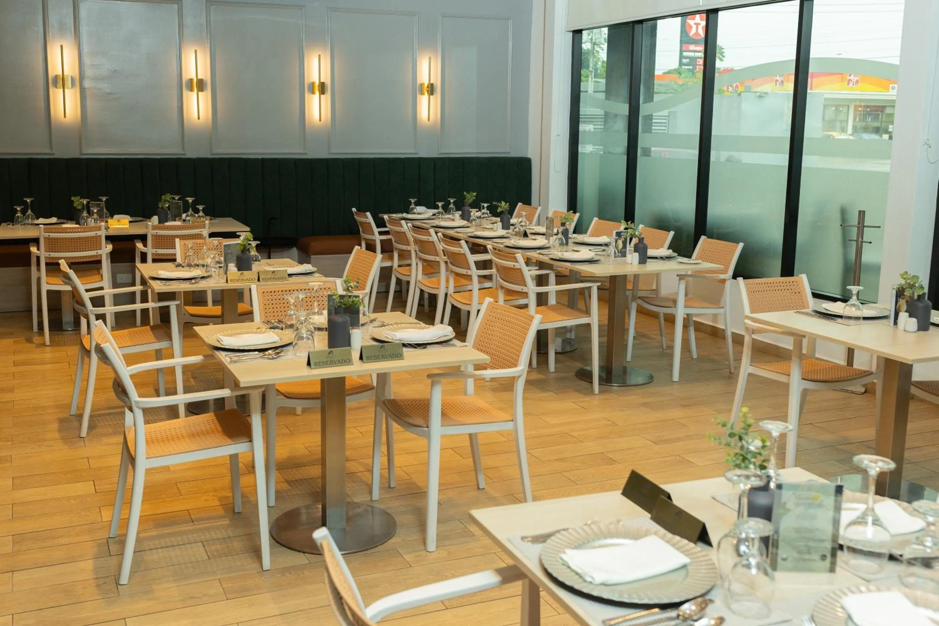 Restaurant/places to eat in Aranjuez Hotel & Suites