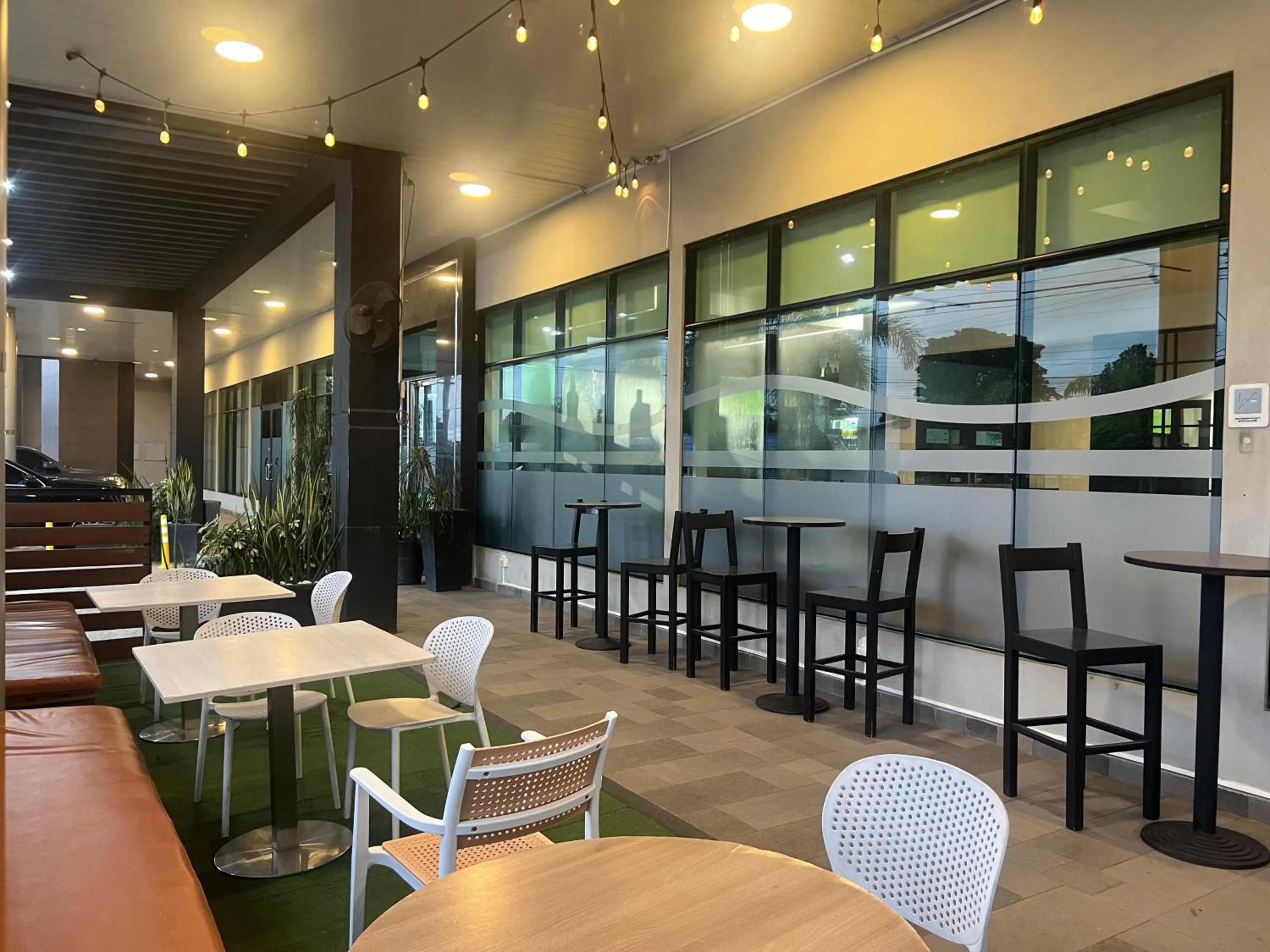 Restaurant/places to eat in Aranjuez Hotel & Suites