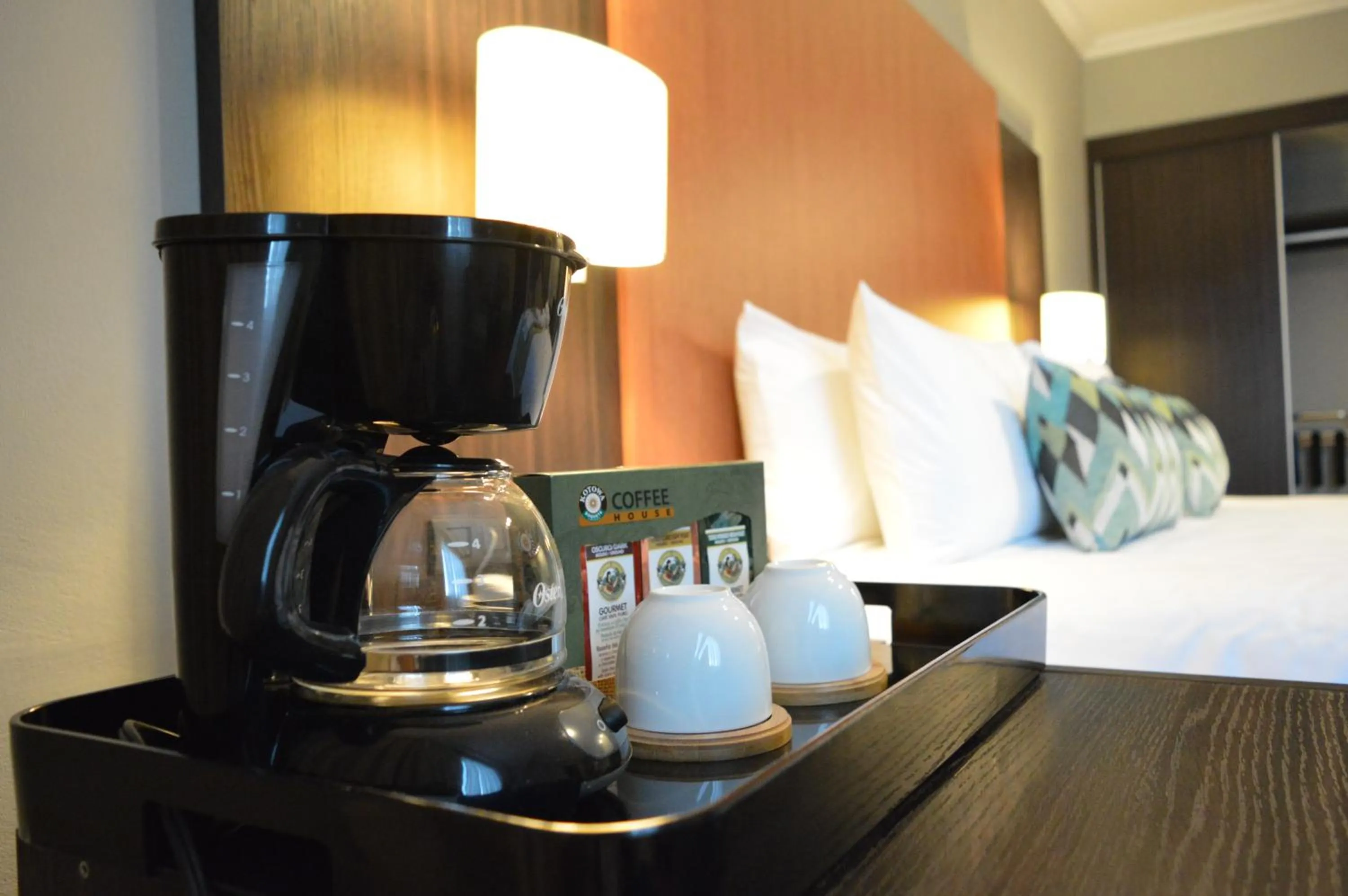 Coffee/tea facilities, Bed in Aranjuez Hotel & Suites