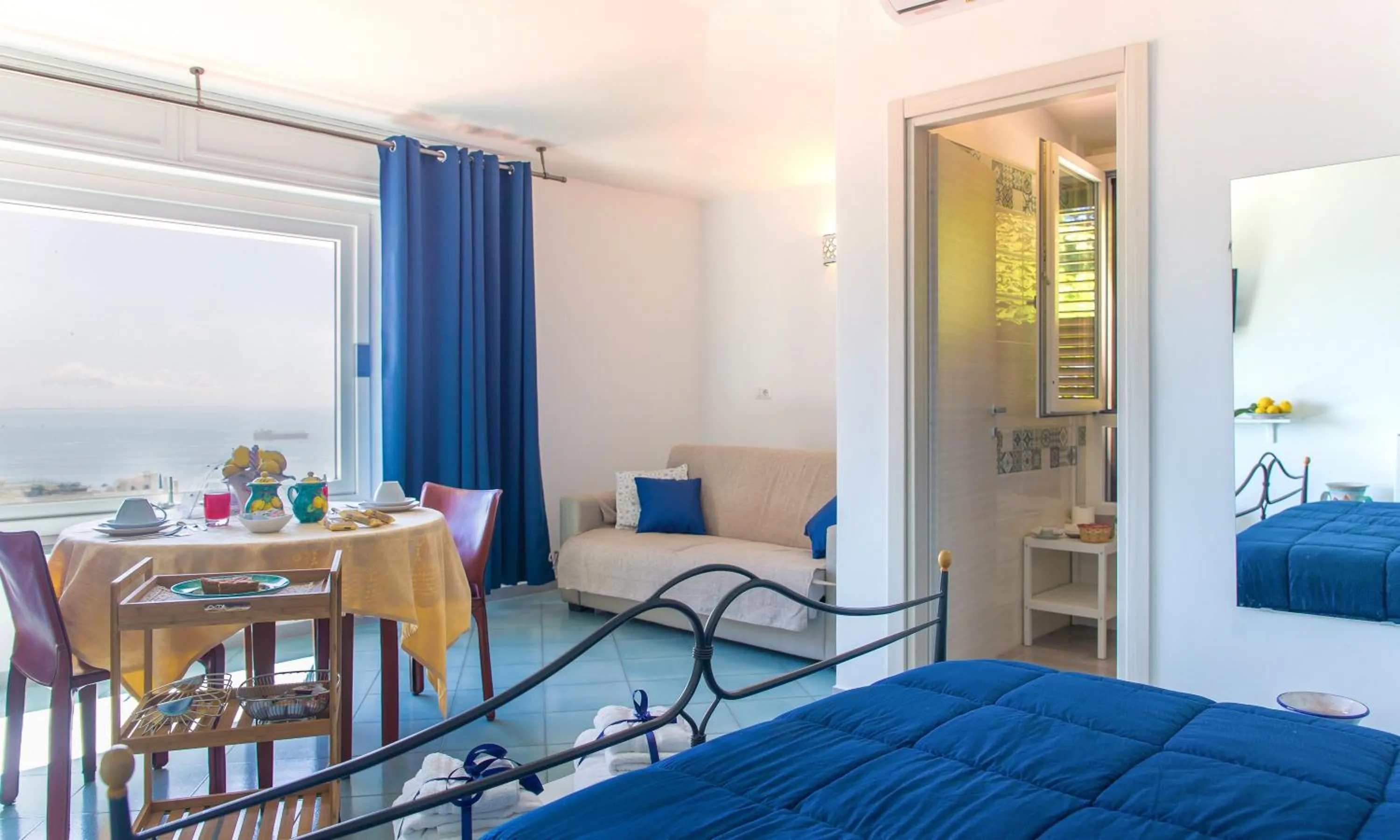 Photo of the whole room, Bed in Villa Fontana Limite