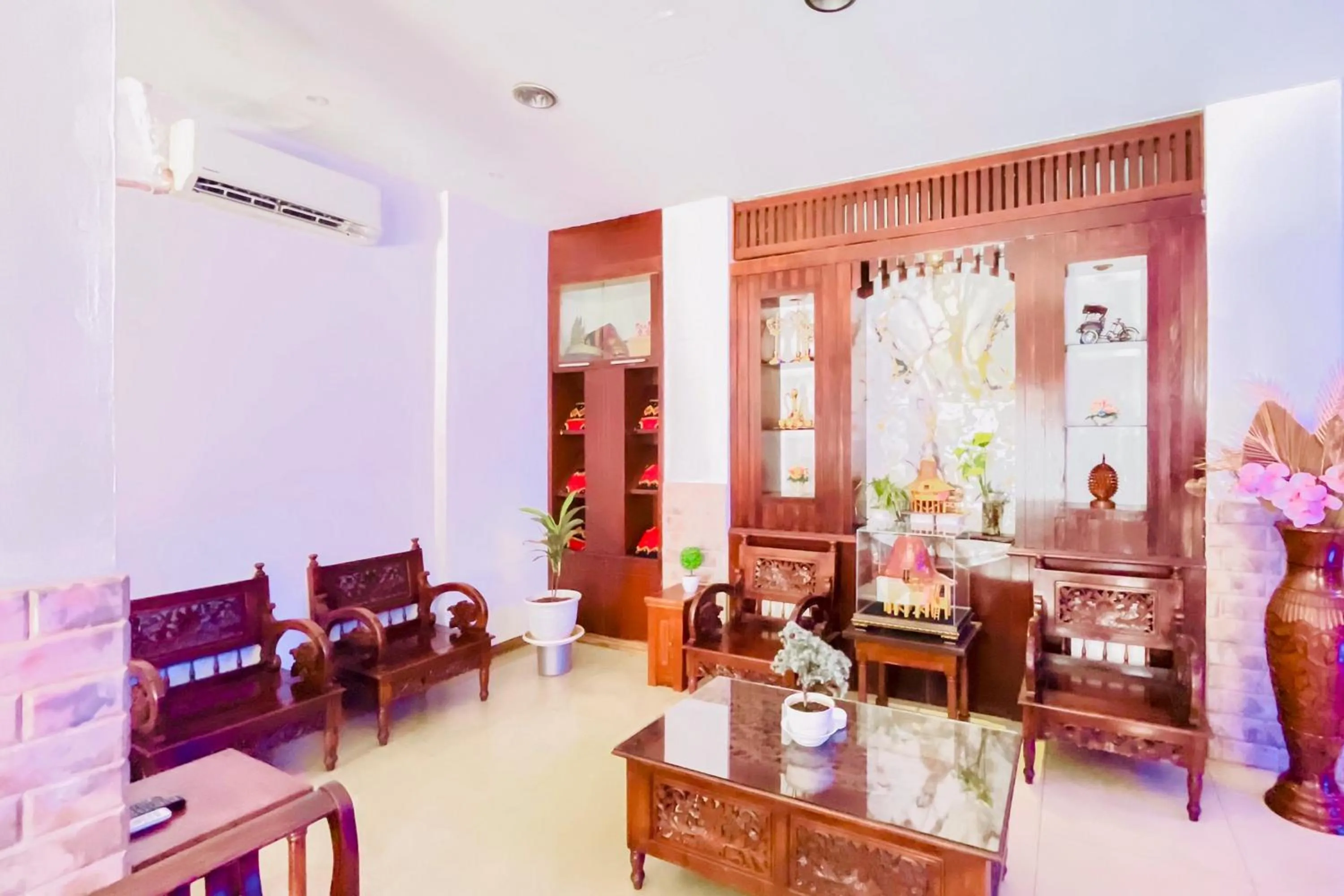 Seating area in Urbanview Hotel Grand Mohaga Medan